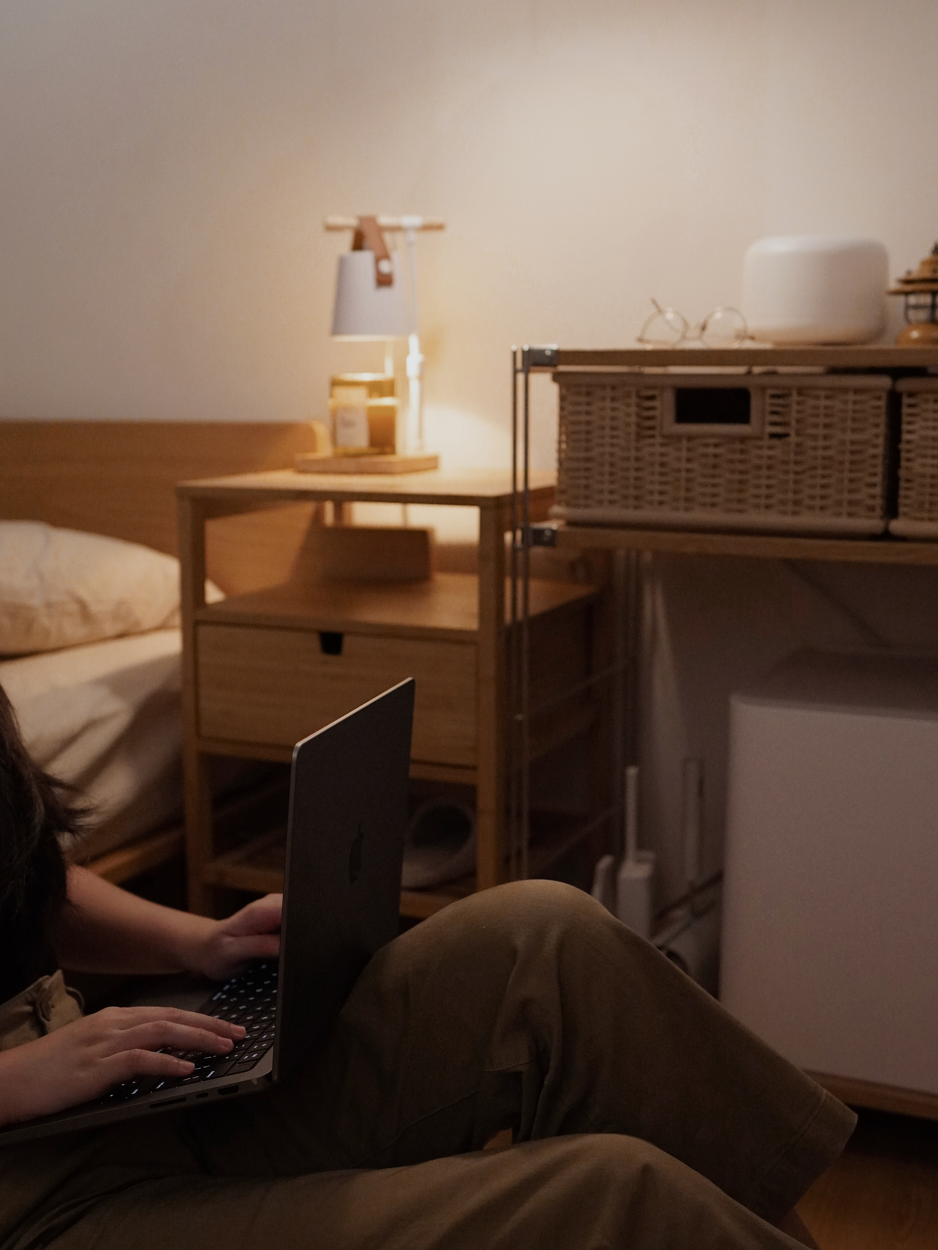 Day-to-Night-Comfort-Routine-in-a-Cozy-Room