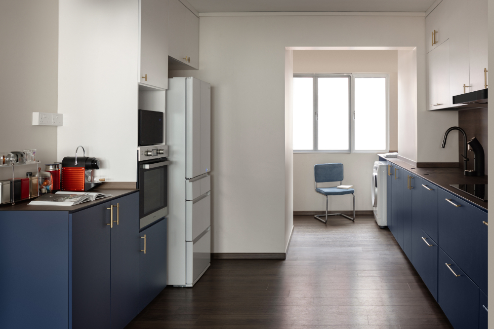 <60k contemporary style reno of a 30 year old resale HDB - Modern kitchen with sleek design, dark wood flooring, blue