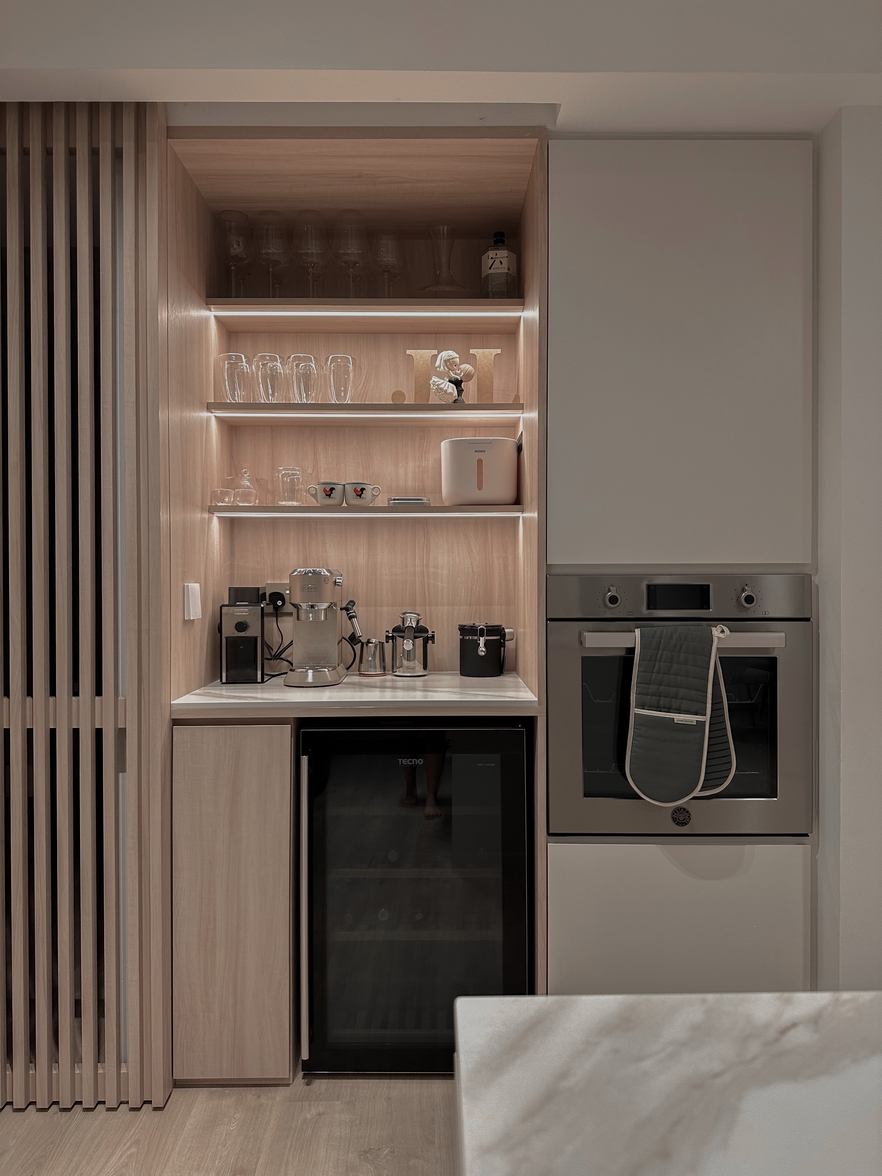 Modern 4-Room Flat with Cosy Lux vibes - Wooden kitchen cabinets, modern shelving, glassware, wine glasses, wine bottles