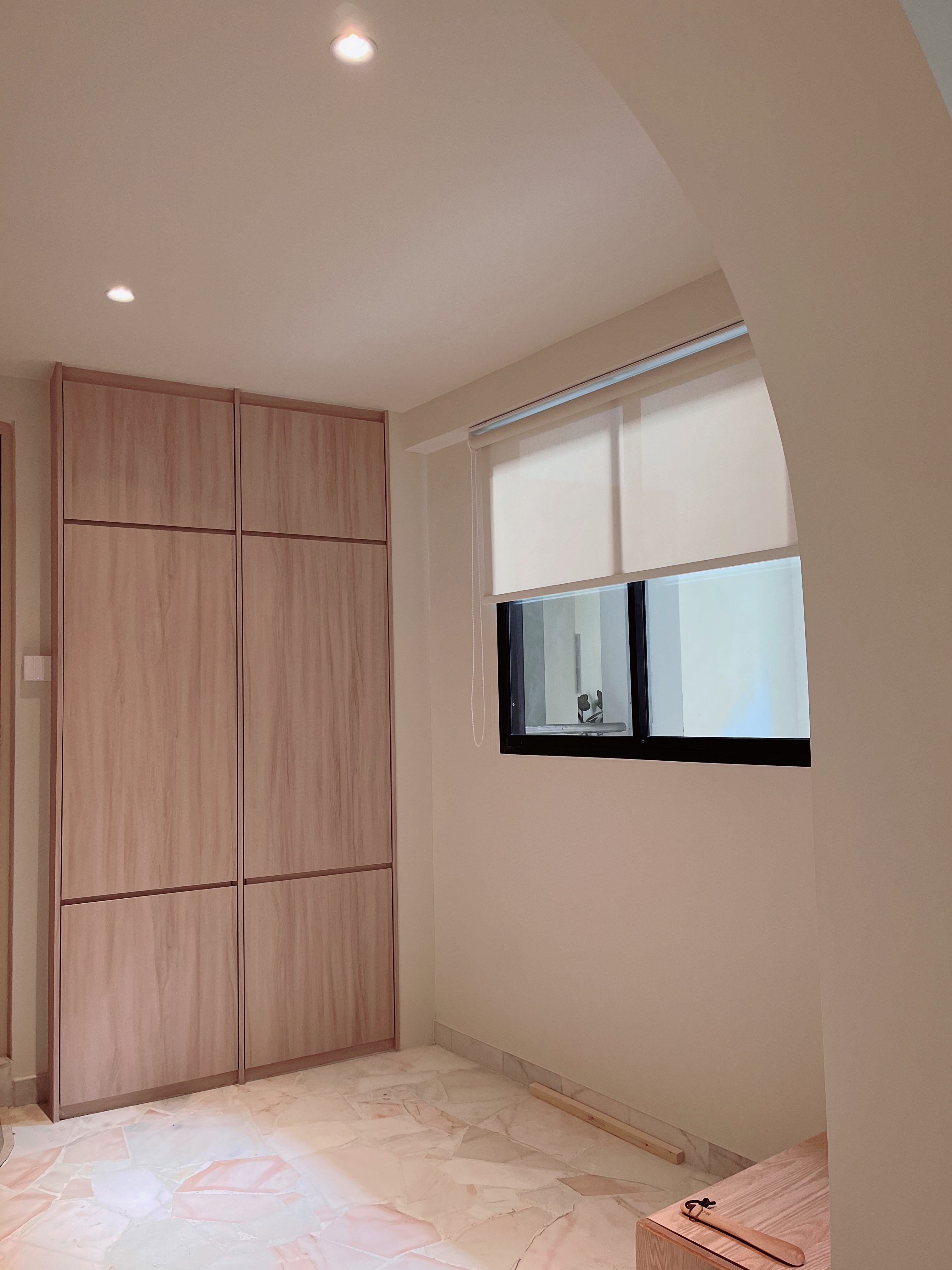 A warm and spacious foyer with a functional twist - Wooden wardrobe, minimalist design, light beige color, recessed lighting