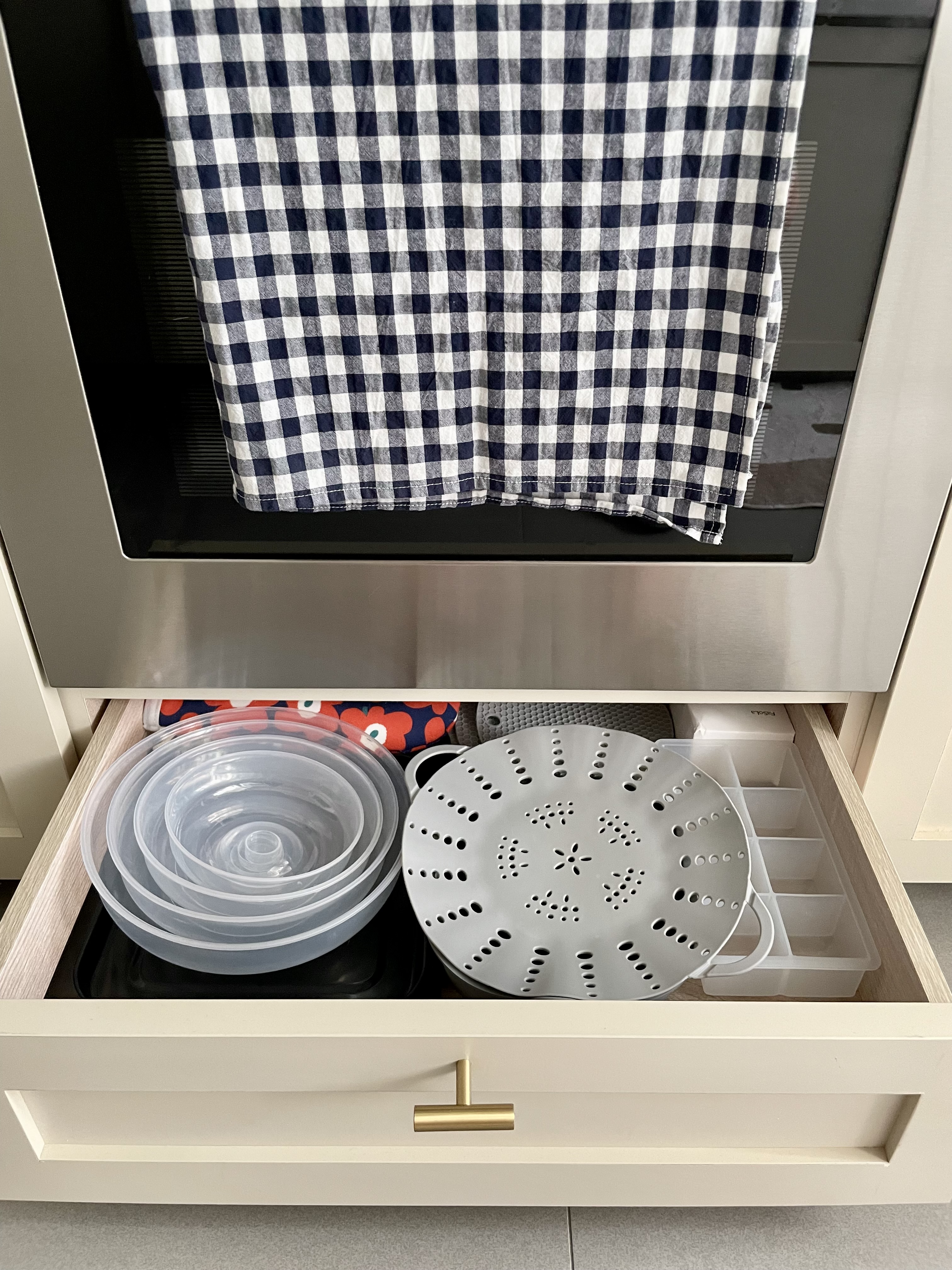 Dream Farmhouse Kitchen in small BTO - microwave, glass bowls, plastic trays, kitchen drawer, dish rack, silicone mat, clear