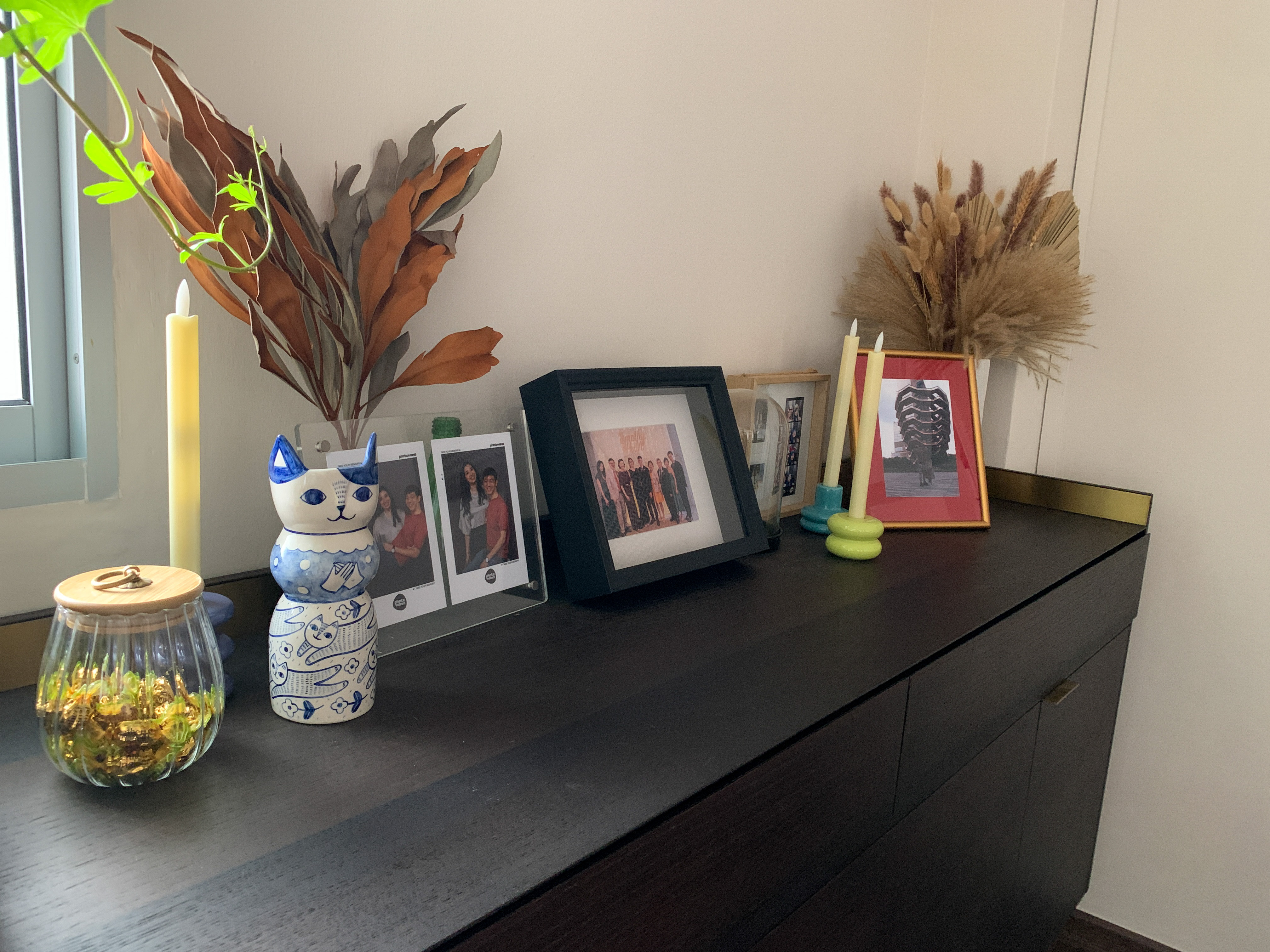 Creating a clean and functional yet personalised entryway  - vibrant autumn leaves, cozy indoor setting, decorative plants