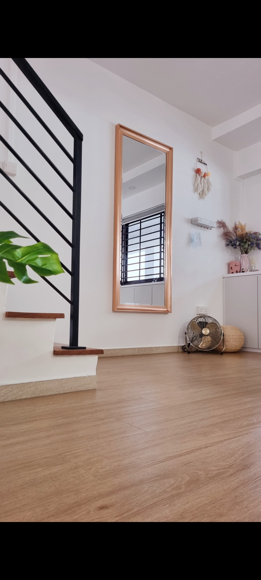 "Warming up" our living room with soft furnishings - Modern minimalist interior, wooden floor, large mirror, black railing