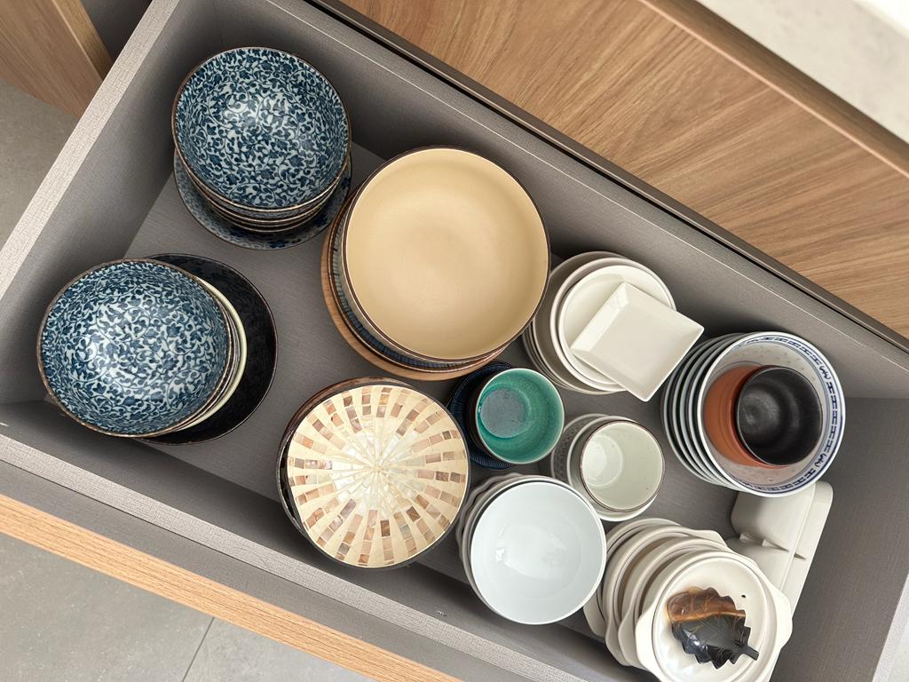 How I plan and organise my kitchen - Dining table, kitchen drawer, ceramic plates, blue and white pattern, stacked plates