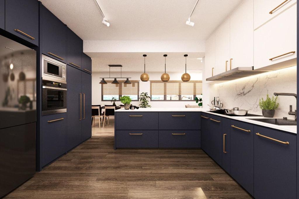 Transforming our kitchen with cozy cafe vibes - Dark blue cabinetry, stainless steel appliances, modern kitchen design