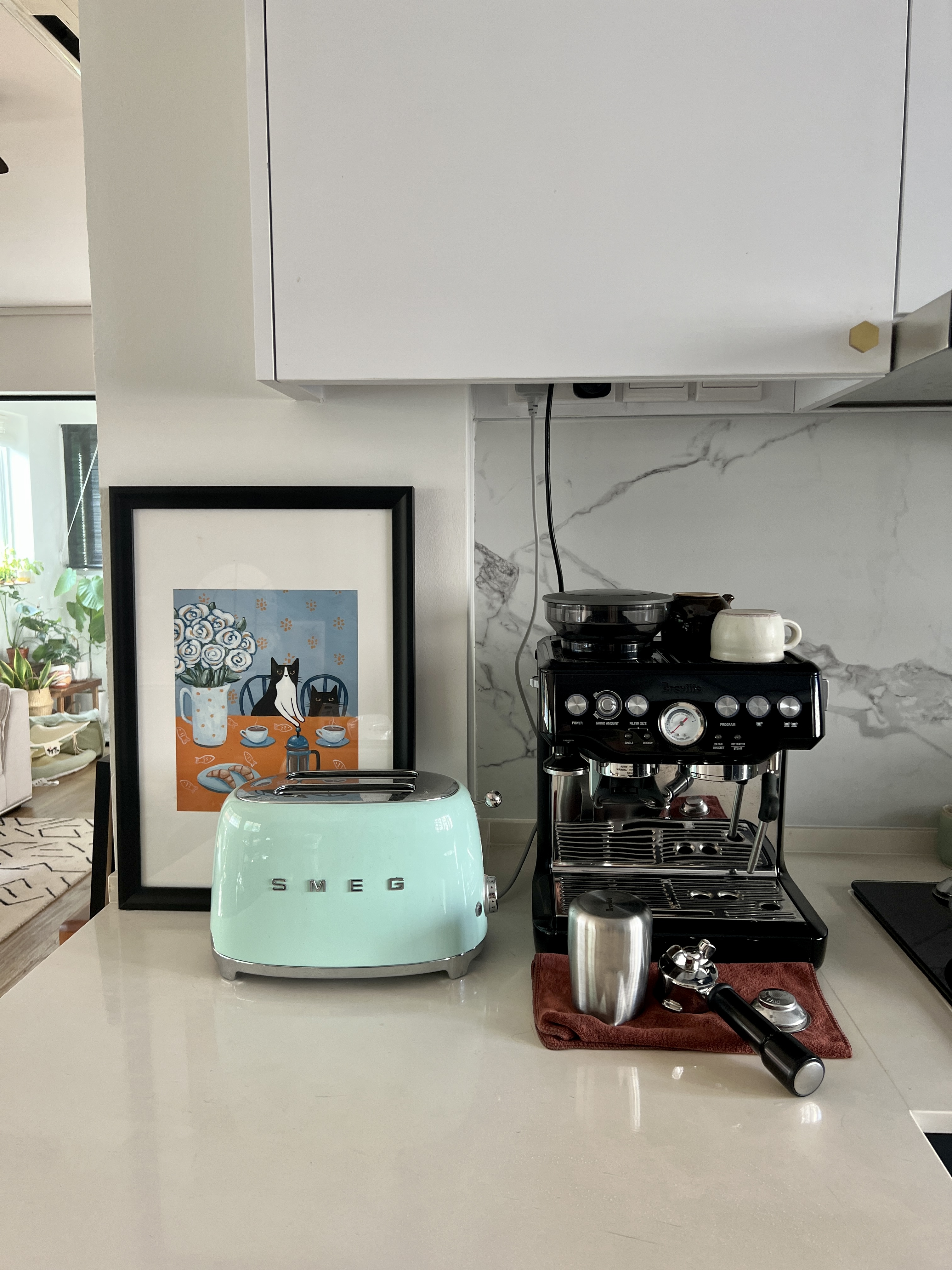 Transforming our kitchen with cozy cafe vibes - Light blue SMEG toaster, black coffee machine, marble backsplash, modern