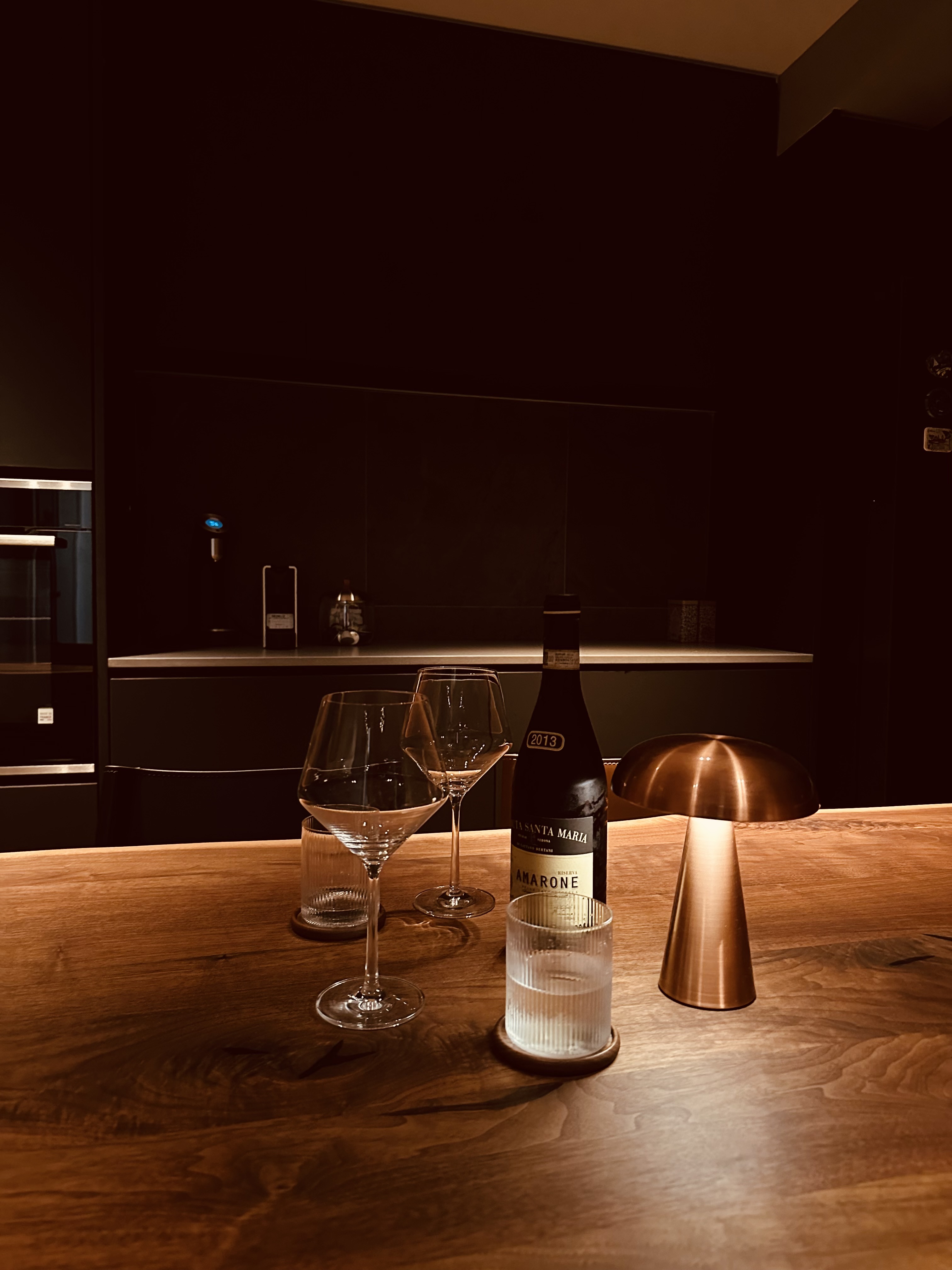 🏙️☀️vs🌛🌃 - see how much lighting affects the mood of your home! - Wooden table, elegant setting, wine glasses, minimalist