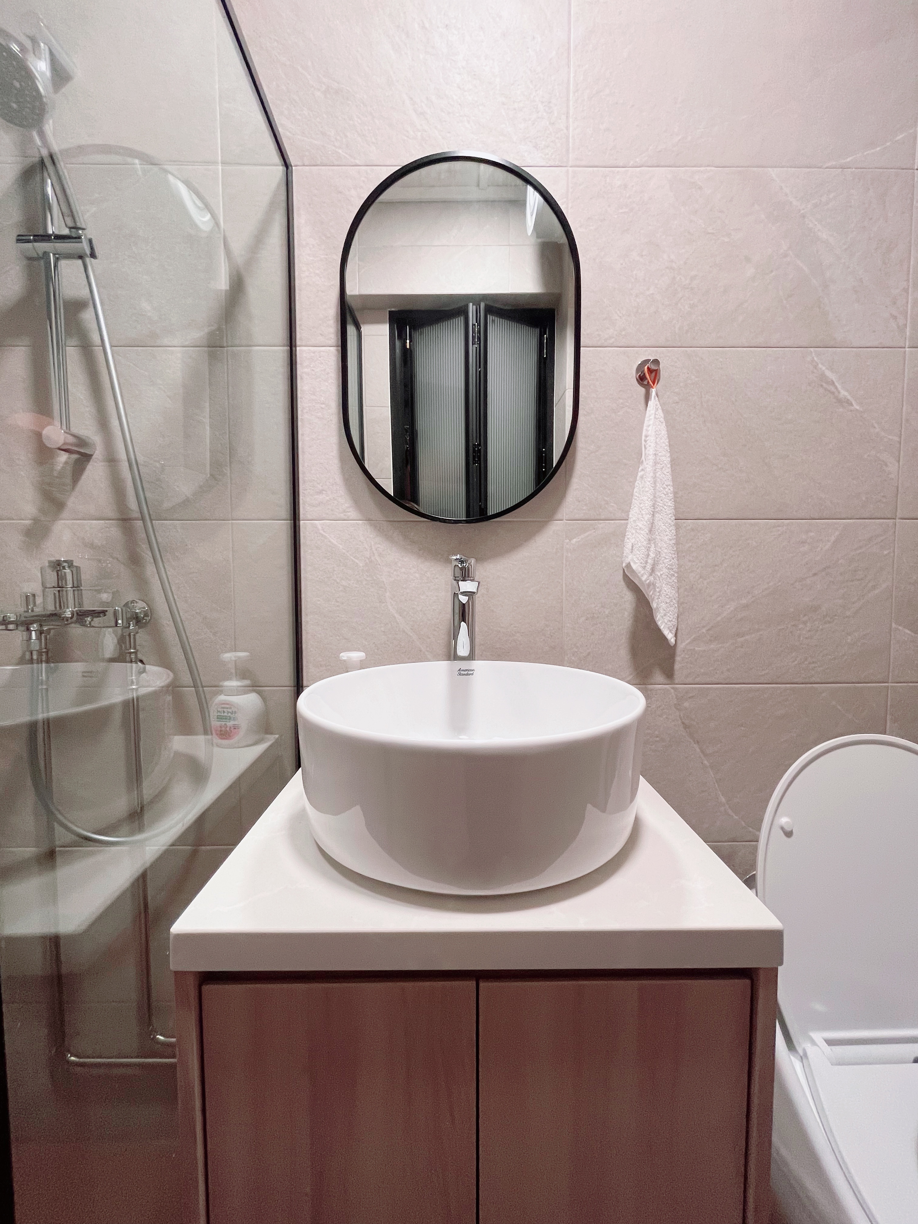 Curvy and practical: functional fun in terracotta!  - White oval sink, round mirror, beige tiled wall, modern bathroom, glass