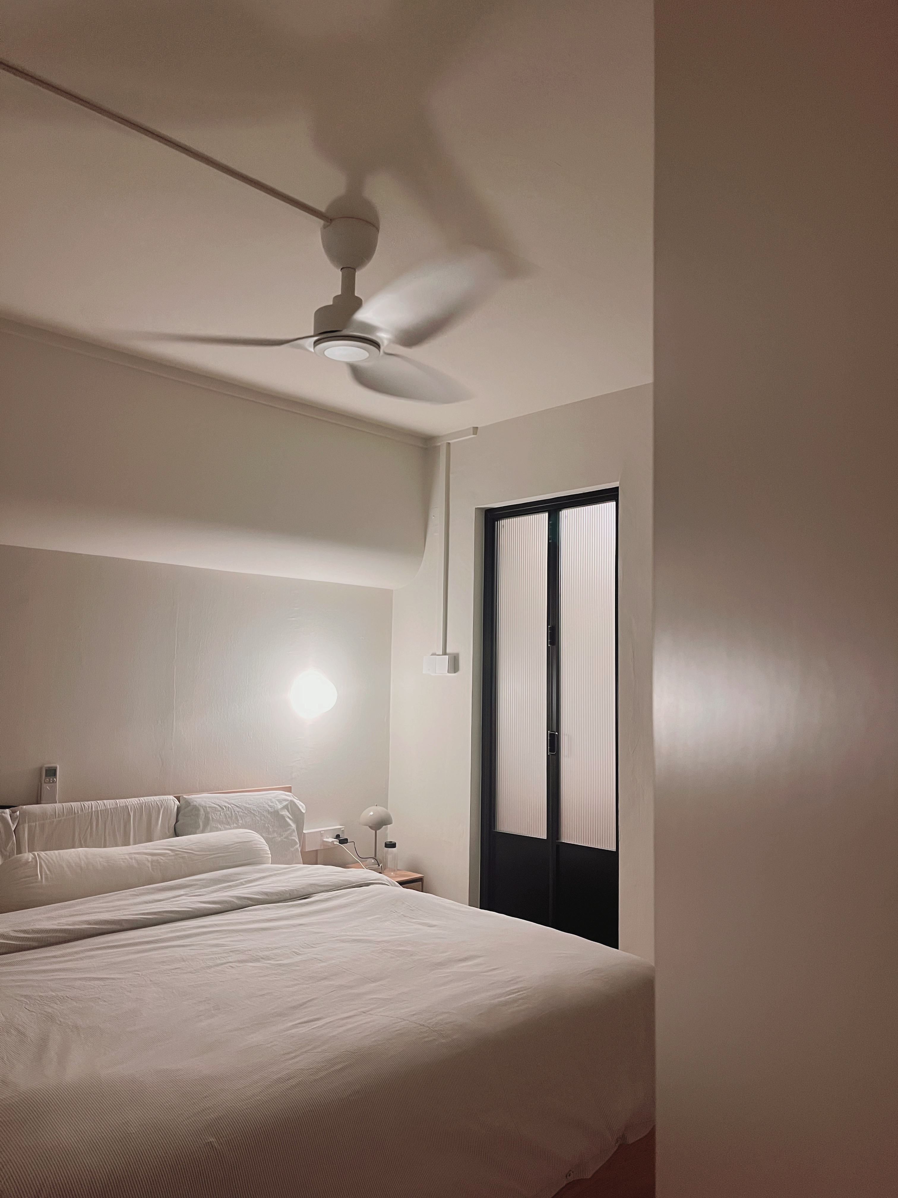 Curvy and practical: functional fun in terracotta!  - Modern minimalist bedroom, white bedding, ceiling fan, sleek design