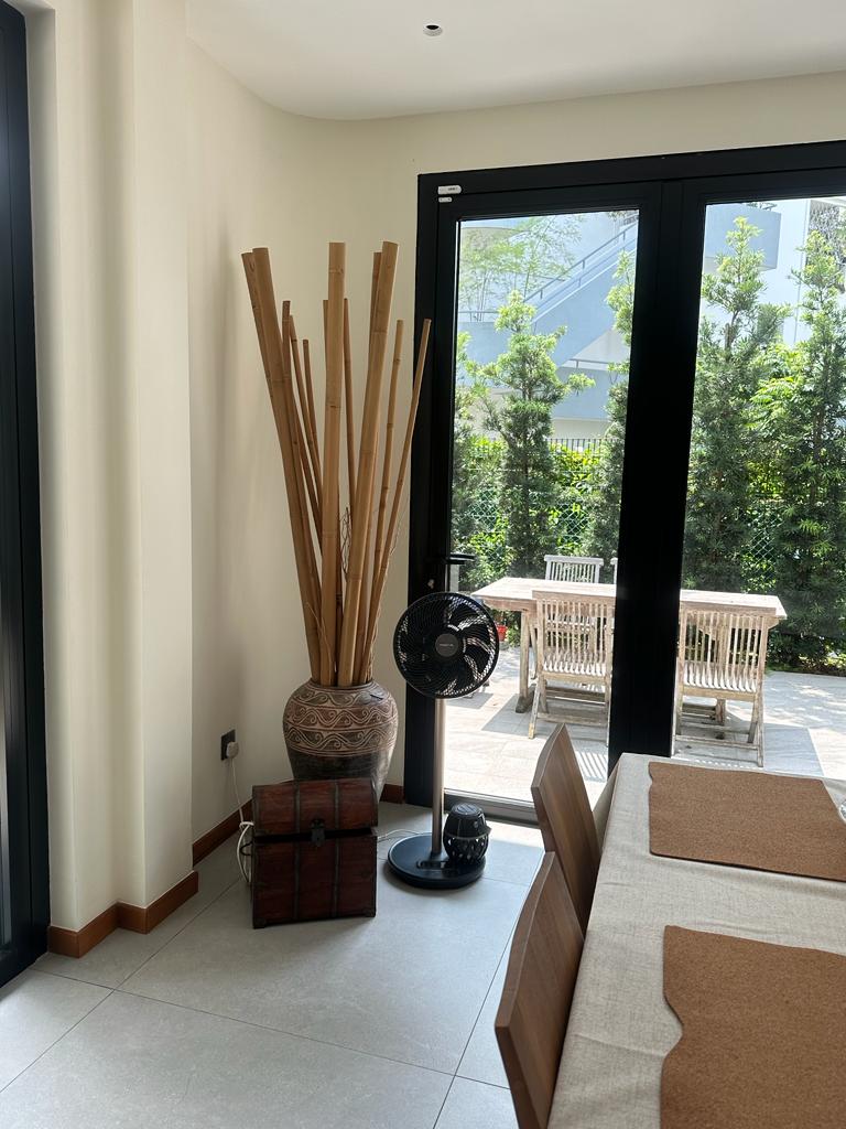 Indoor-dining-room-with-an-outdoor-feel