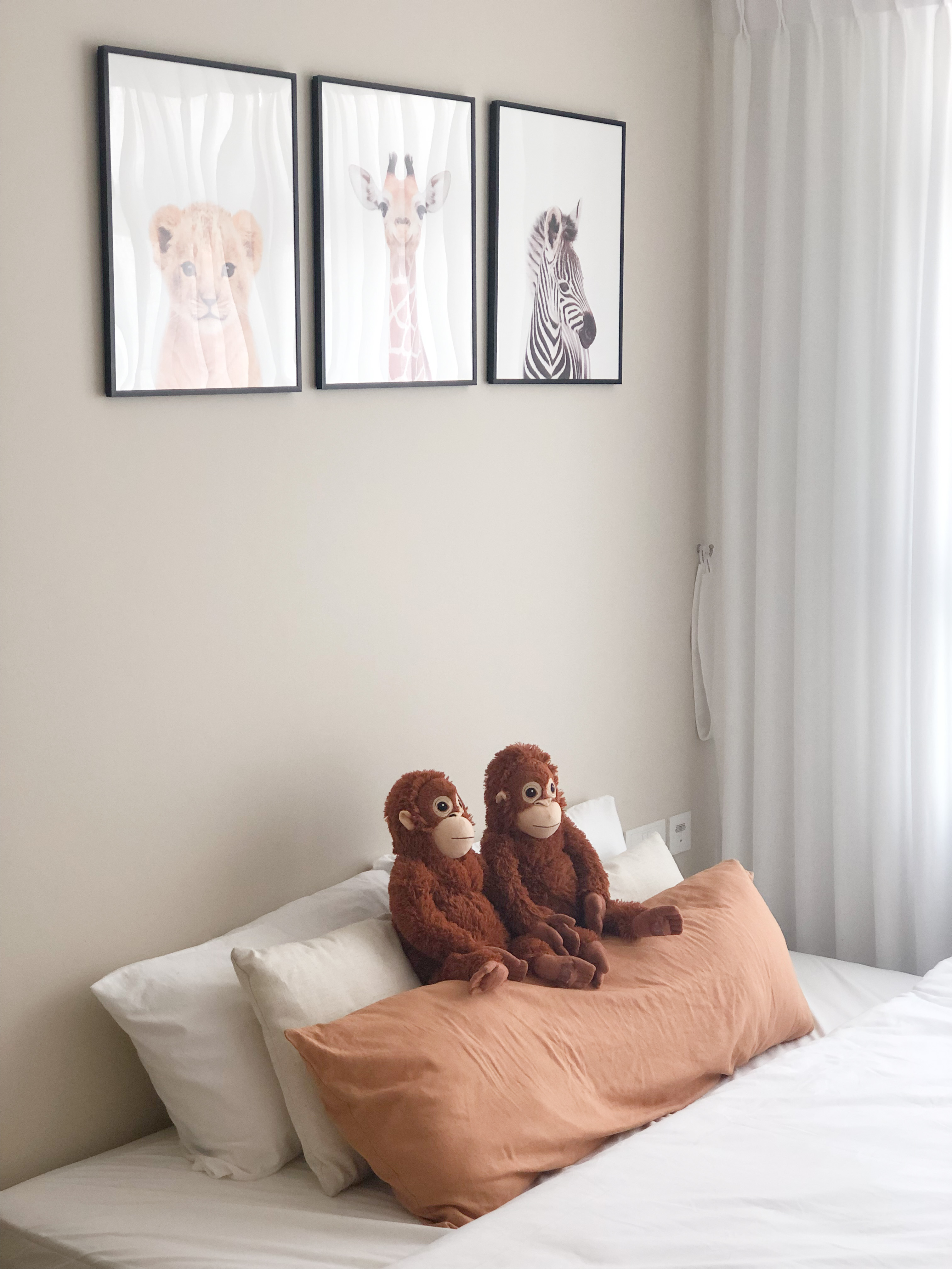 Fun & Cozy Safari Themed Kids’ Room 🌿🦒🦓 - Wall art featuring a lion cub, giraffe, zebra, and two stuffed monkeys, two
