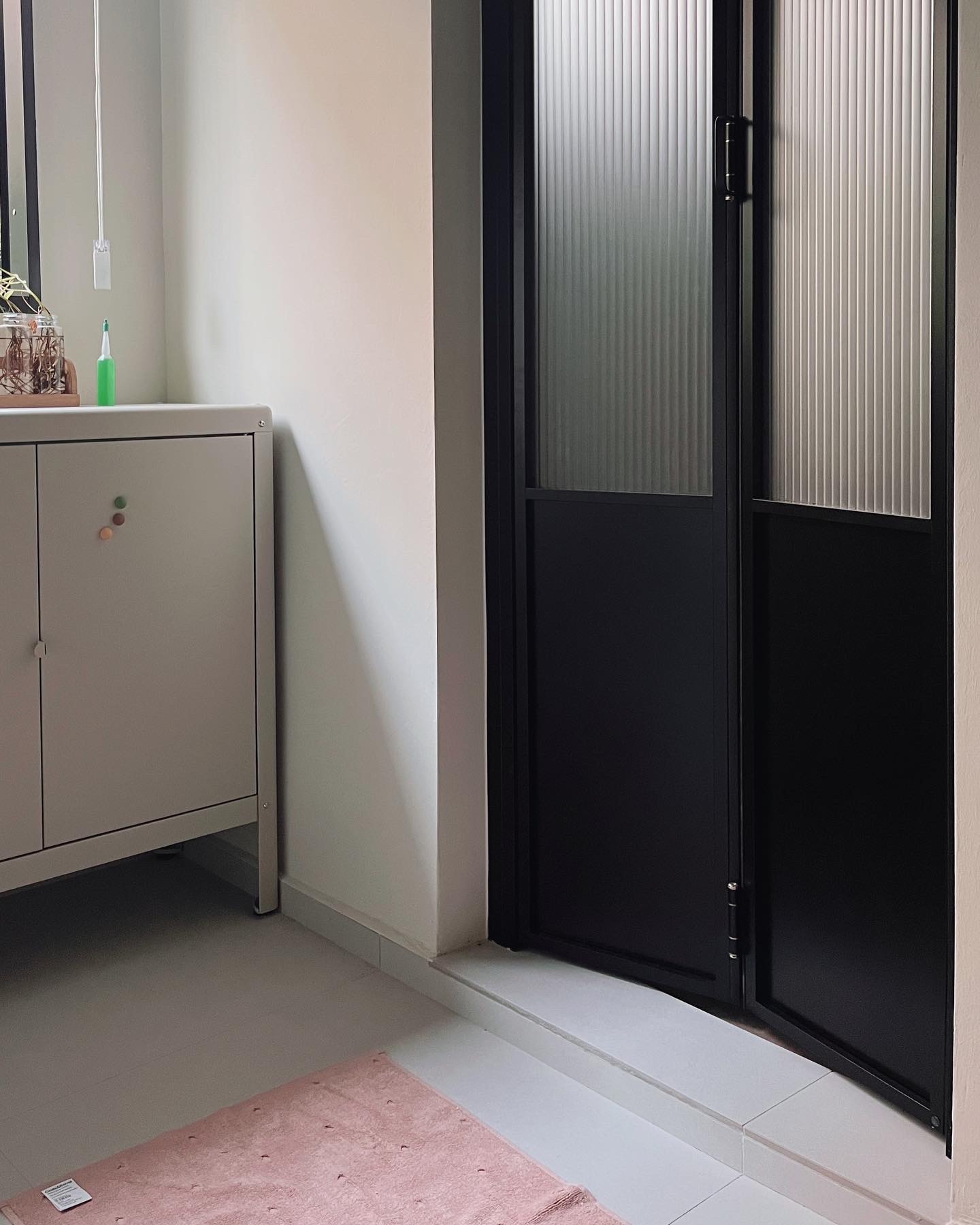 Optimising vertical space in this simple service yard - White cabinet, pink rug, modern design, minimalist decor, black and