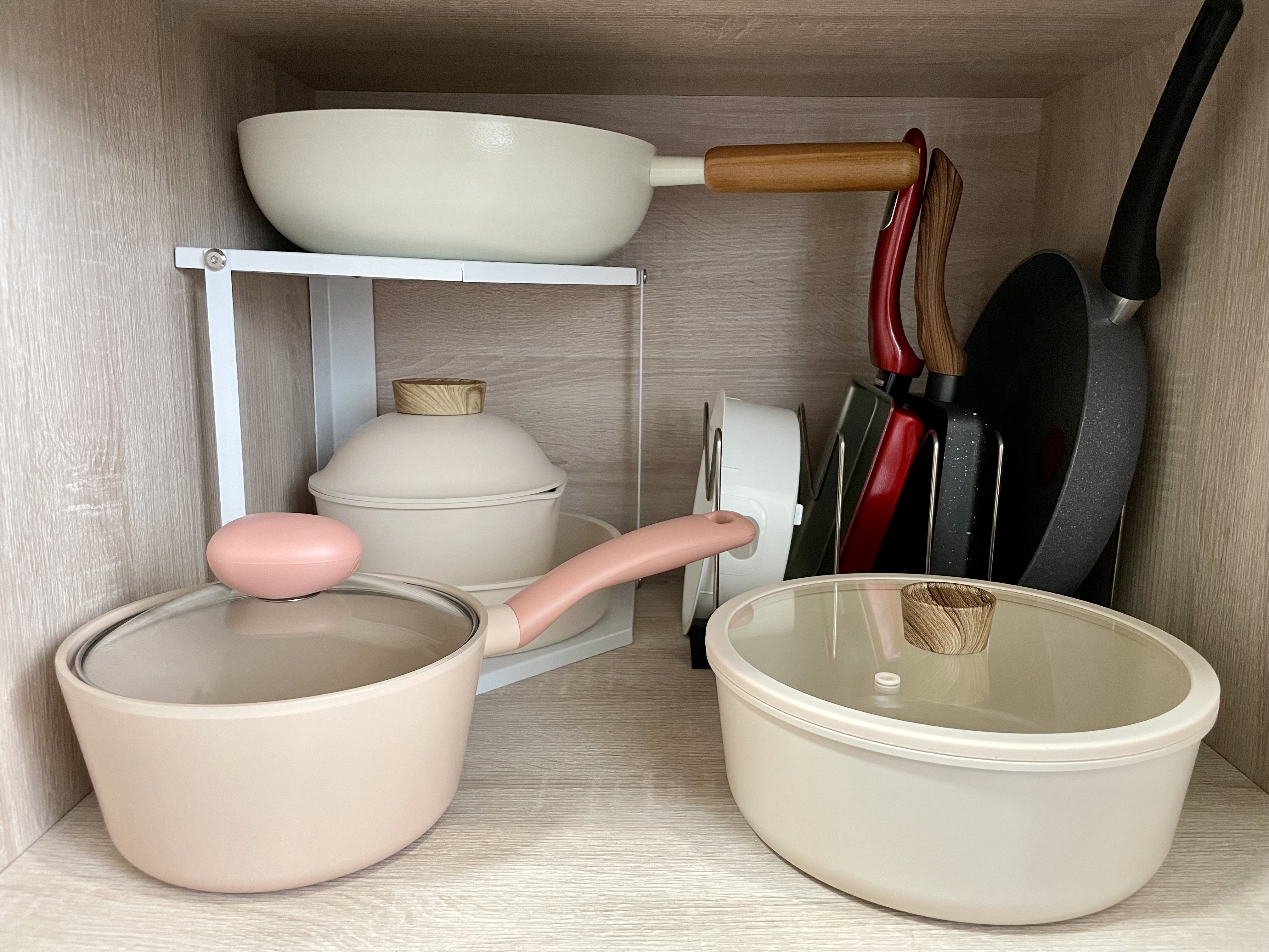 Kitchen organization with a balance for aesthetic - White kitchen utensils, minimalist design, modern kitchen, ceramic pots