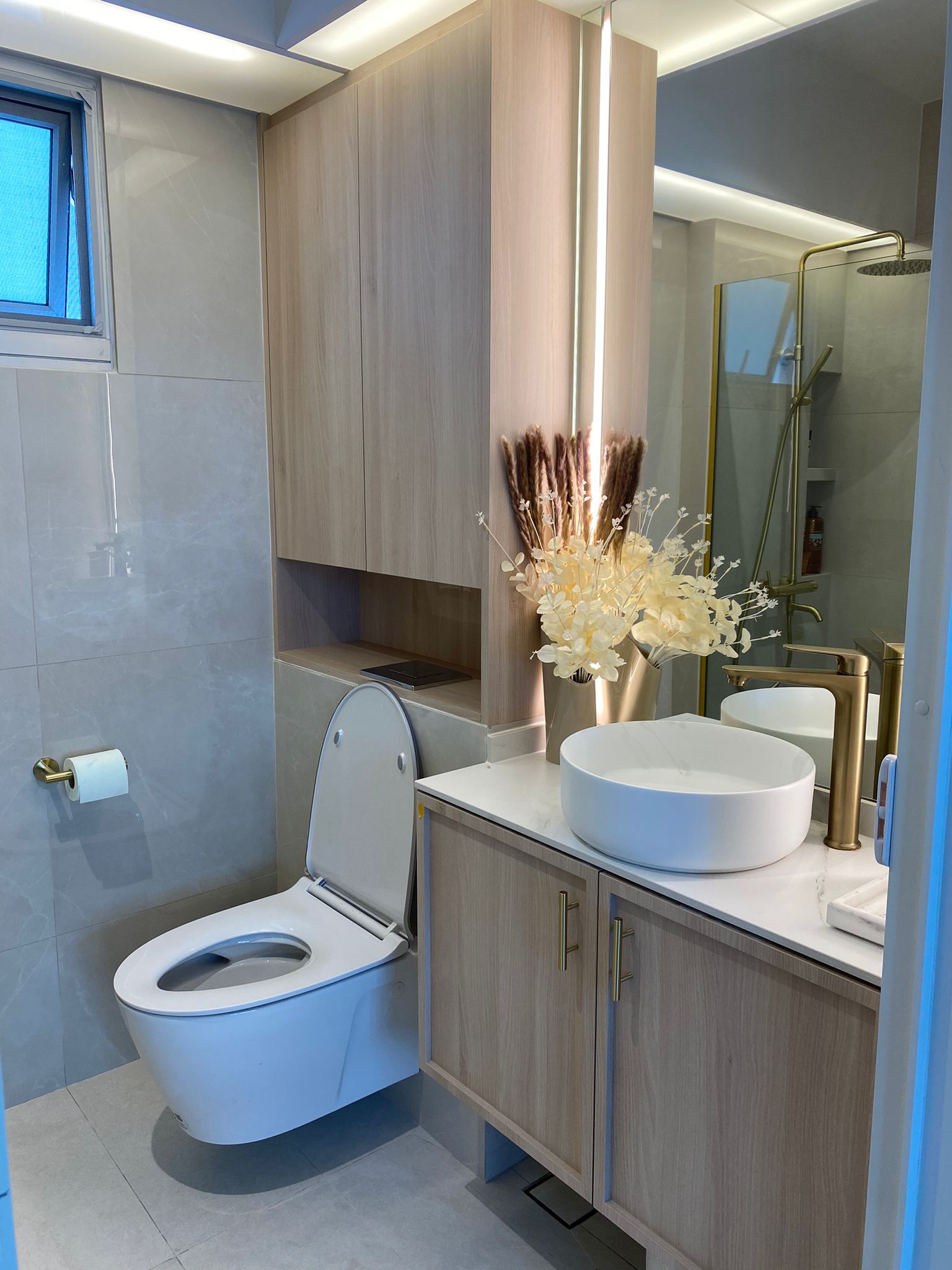 Flower-power-in-the-bathroom