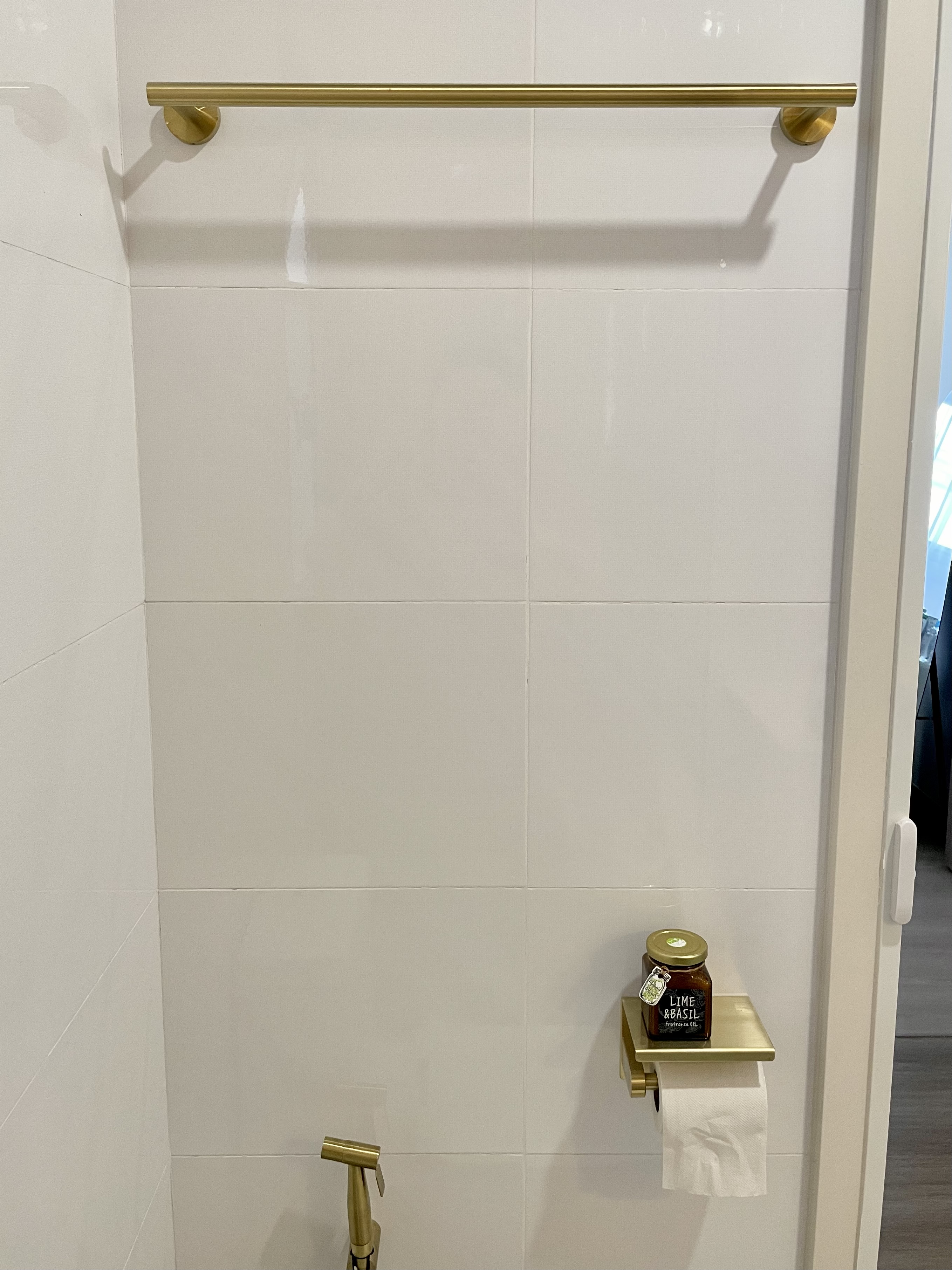 Dream Pink Bathroom without overlaying all walls - Gold-colored wall-mounted towel rack, white tiled wall, minimalist