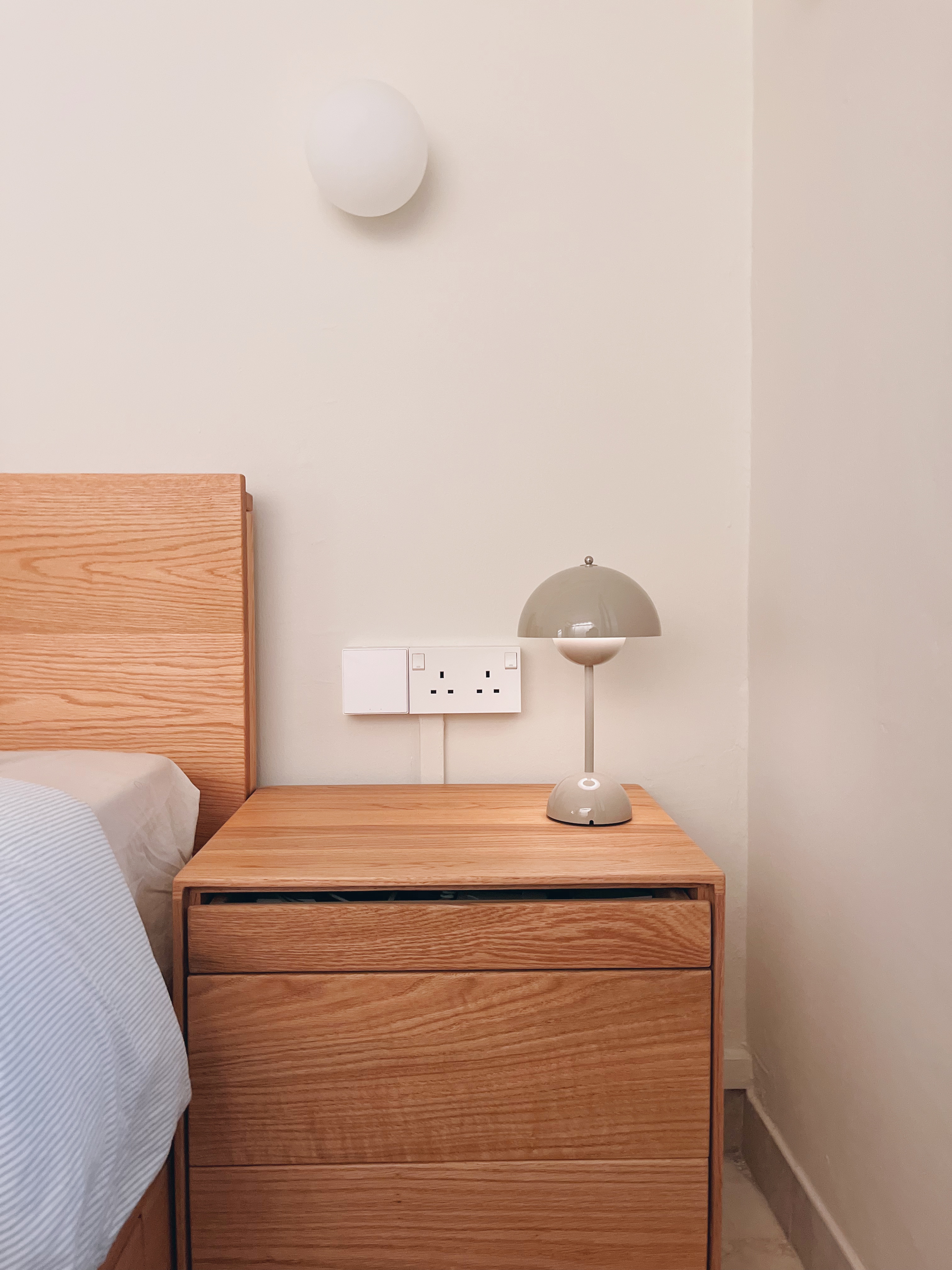 Building the snooziest nook with woody warm tones and greige lines