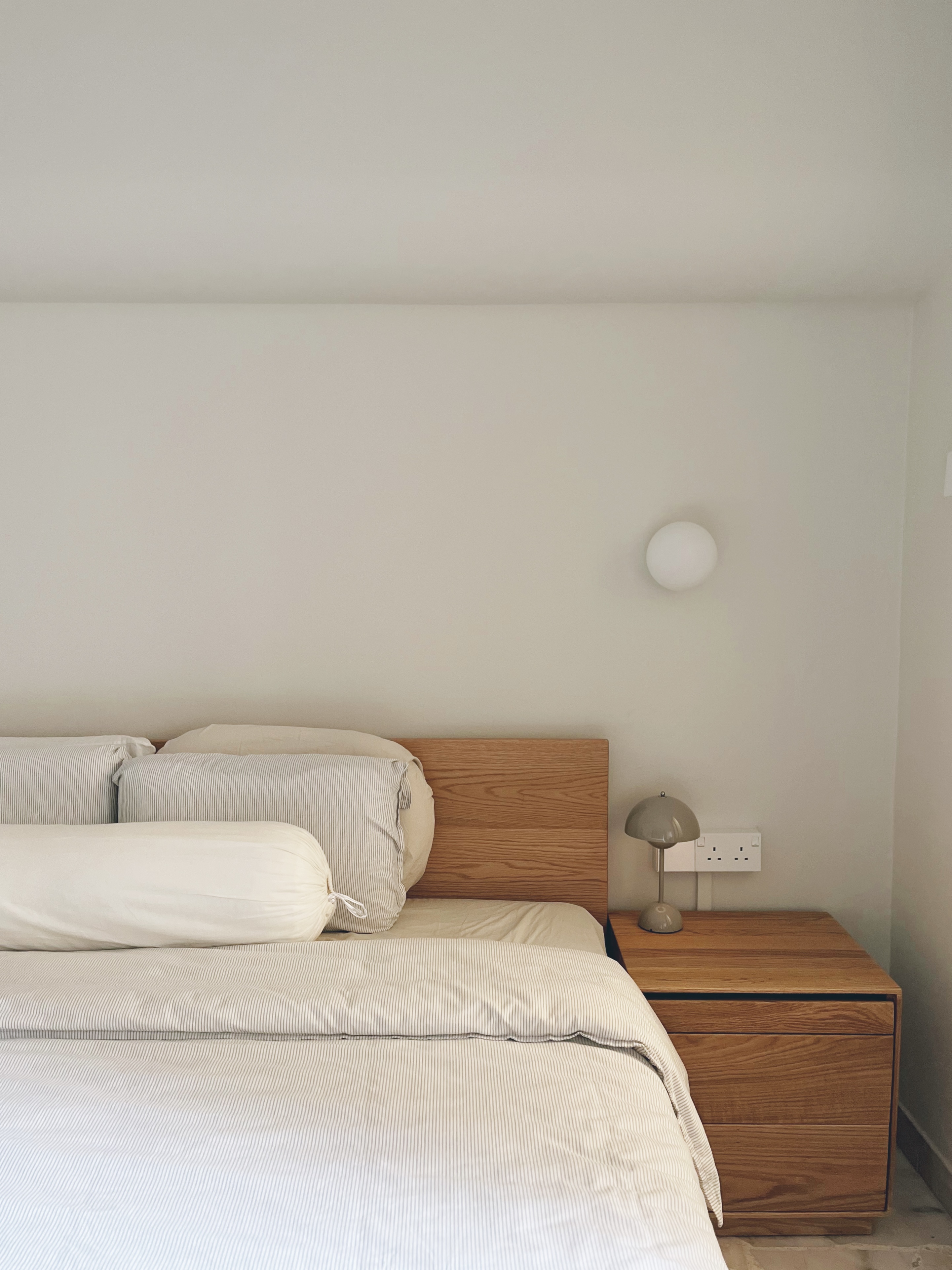 Building the snooziest nook with woody warm tones and greige lines