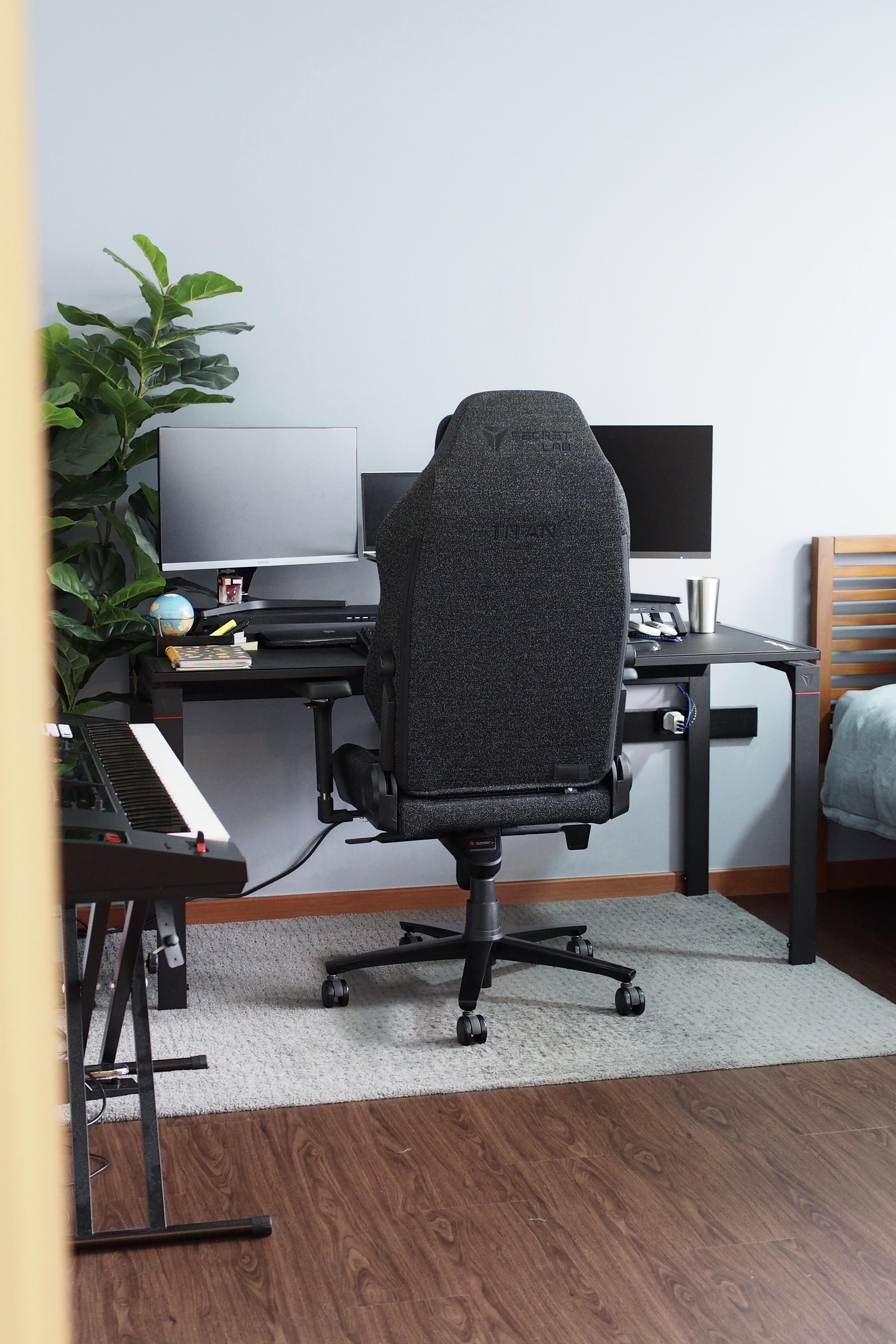 King-sized bed with ample space in the MBR? No problem! - Office chair, ergonomic chair, black office chair, home office