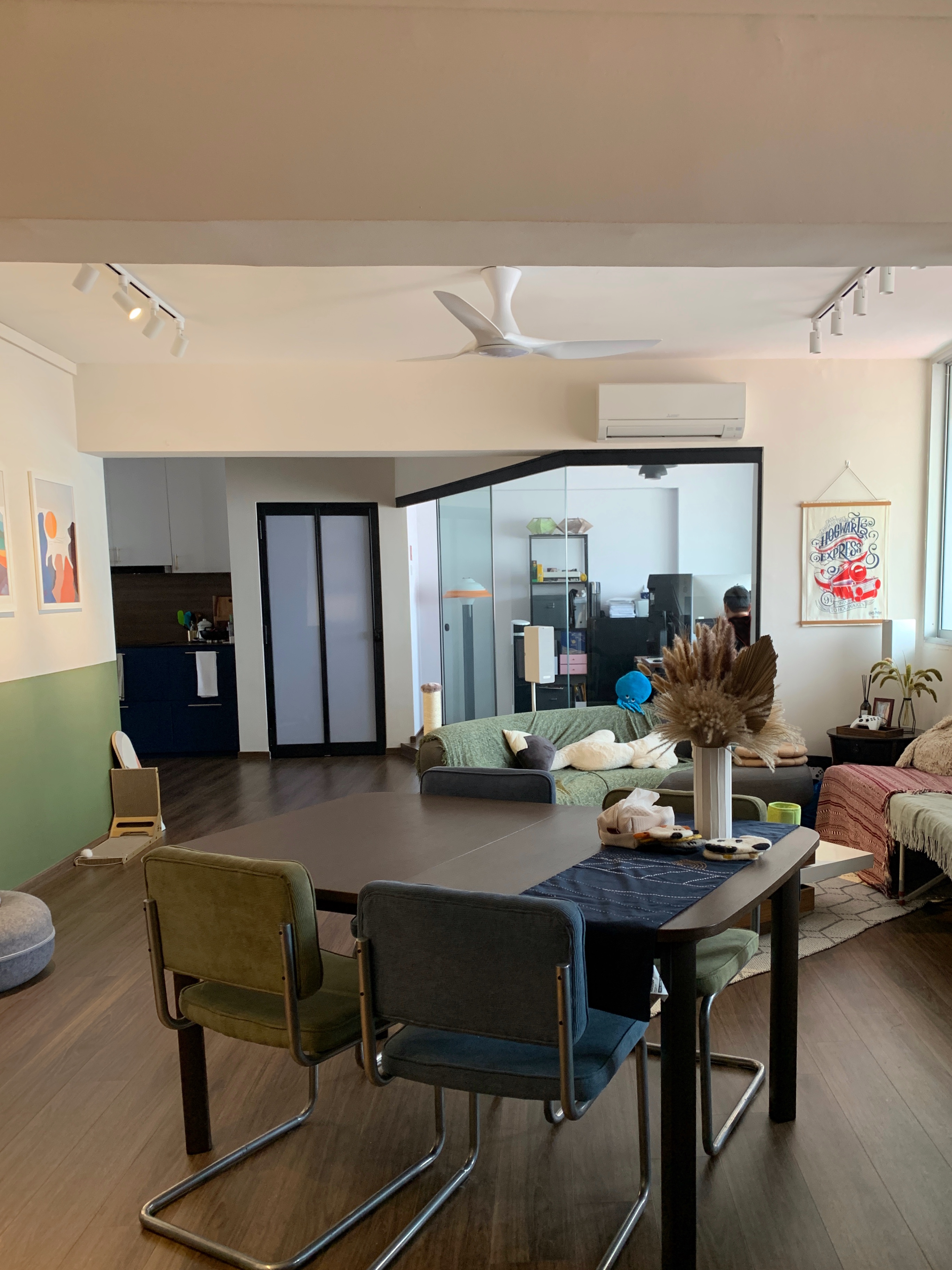 An adaptable open concept dining area