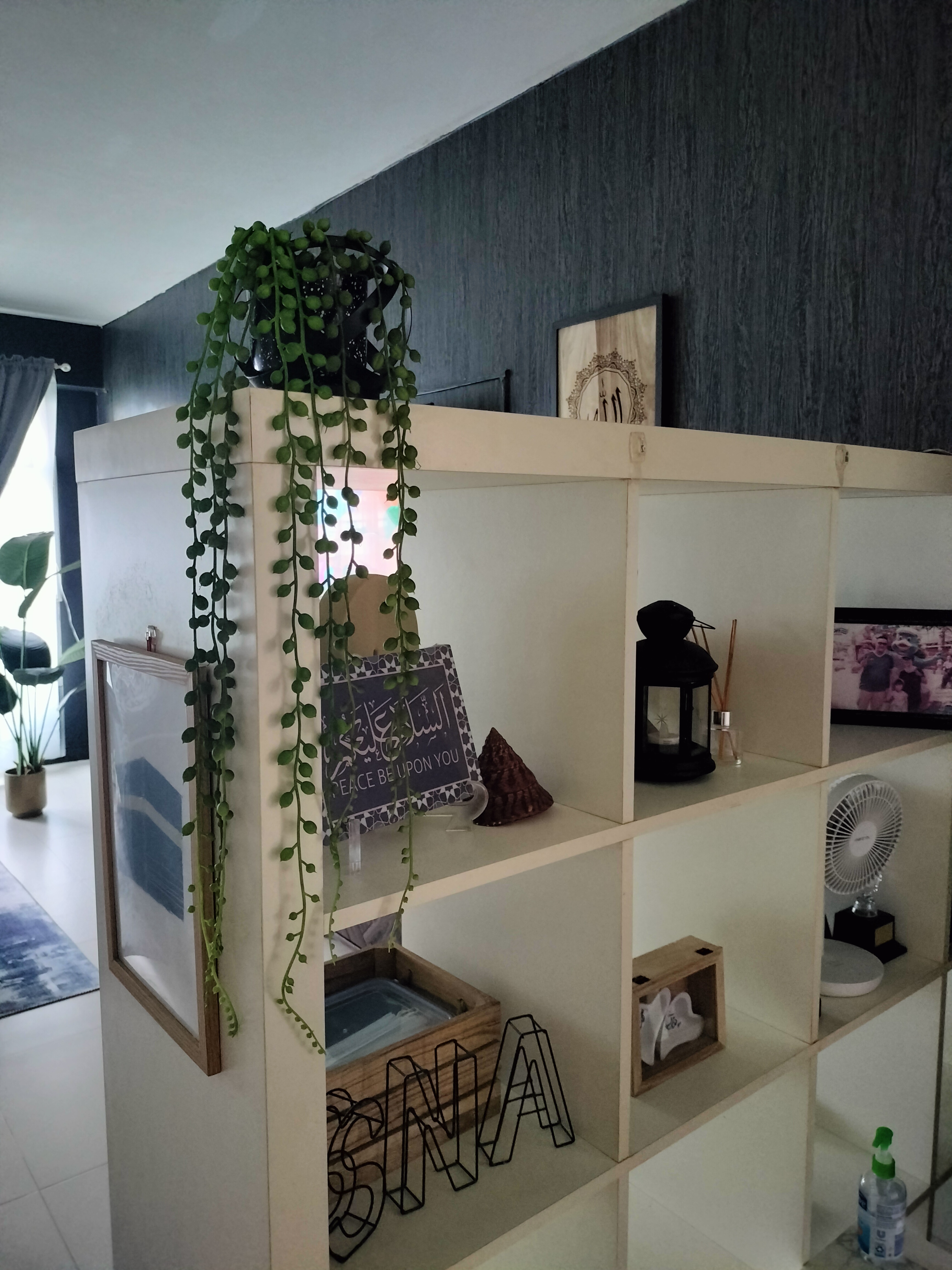 #SGhomestories - Thekilabrets haven👋 - vibrant green hanging plant, modern minimalist decor, abstract wall art, abstract