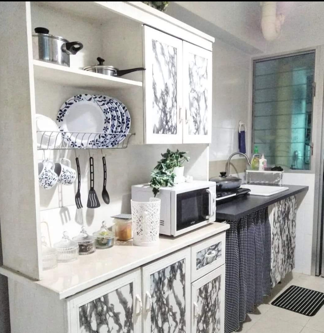 #SGhomestories - Thekilabrets haven👋 - White marble kitchen cabinetry, black countertop, black and white patterned