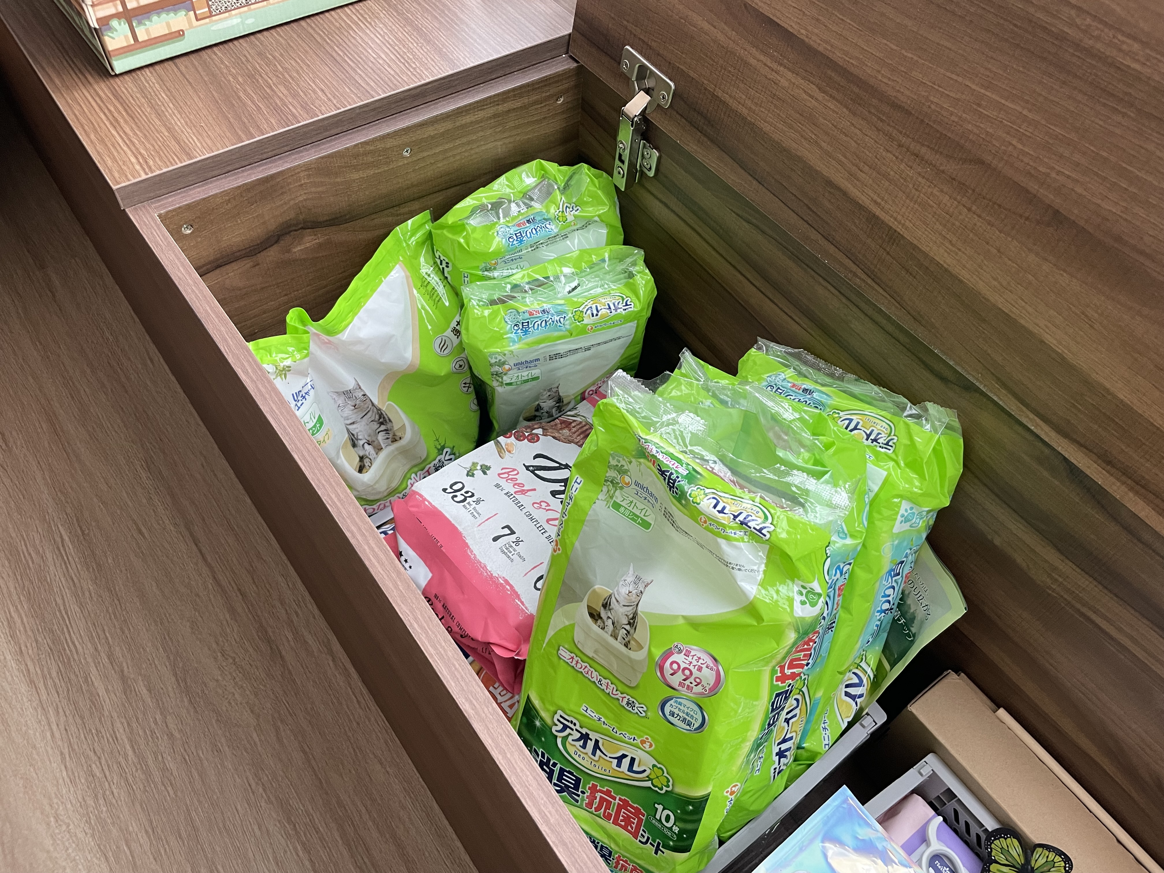 Curves, Wood and Greys in Living Room