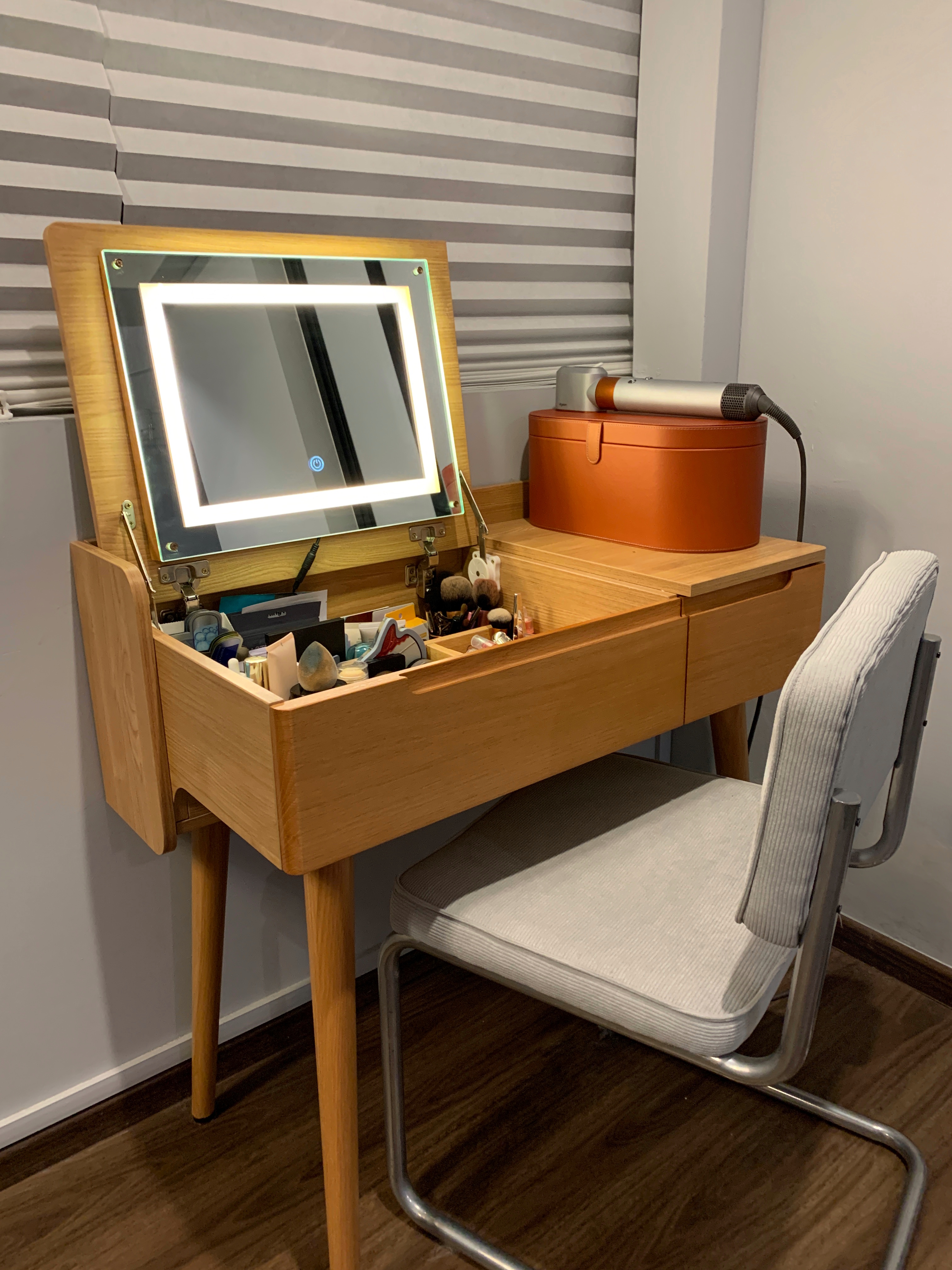 A-minimal-bedroom-with-a-walk-in-wardrobe-nook