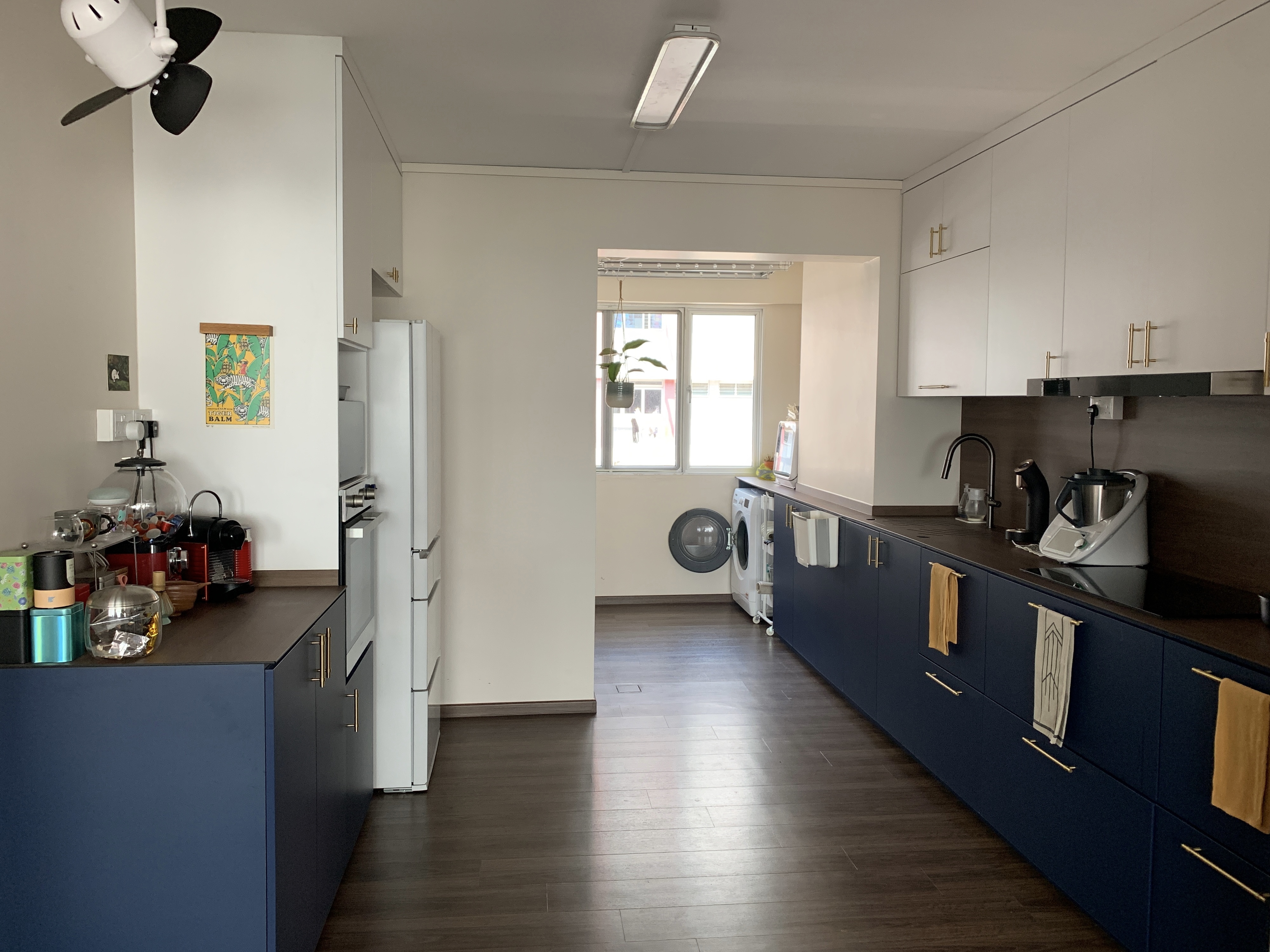 A Spacious Blue and White Contemporary Kitchen