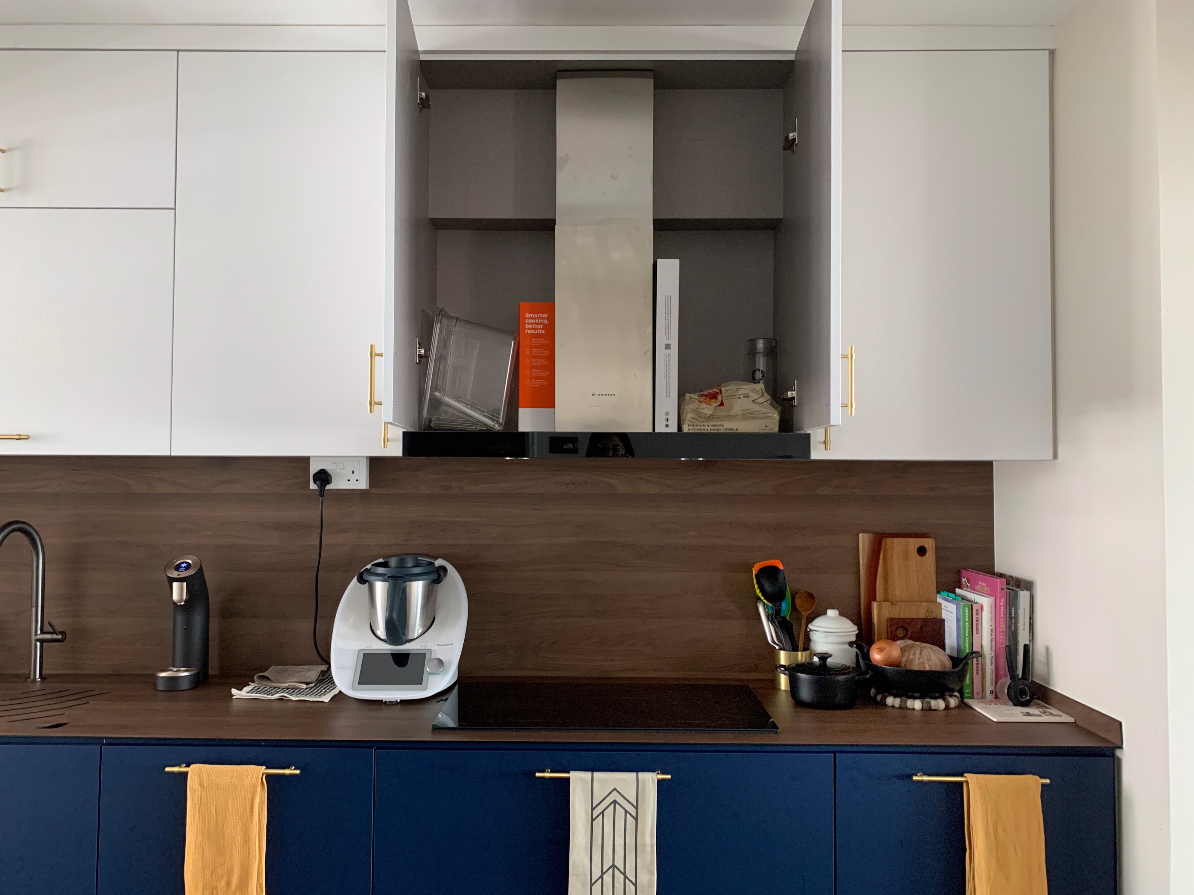 A Spacious Blue and White Contemporary Kitchen