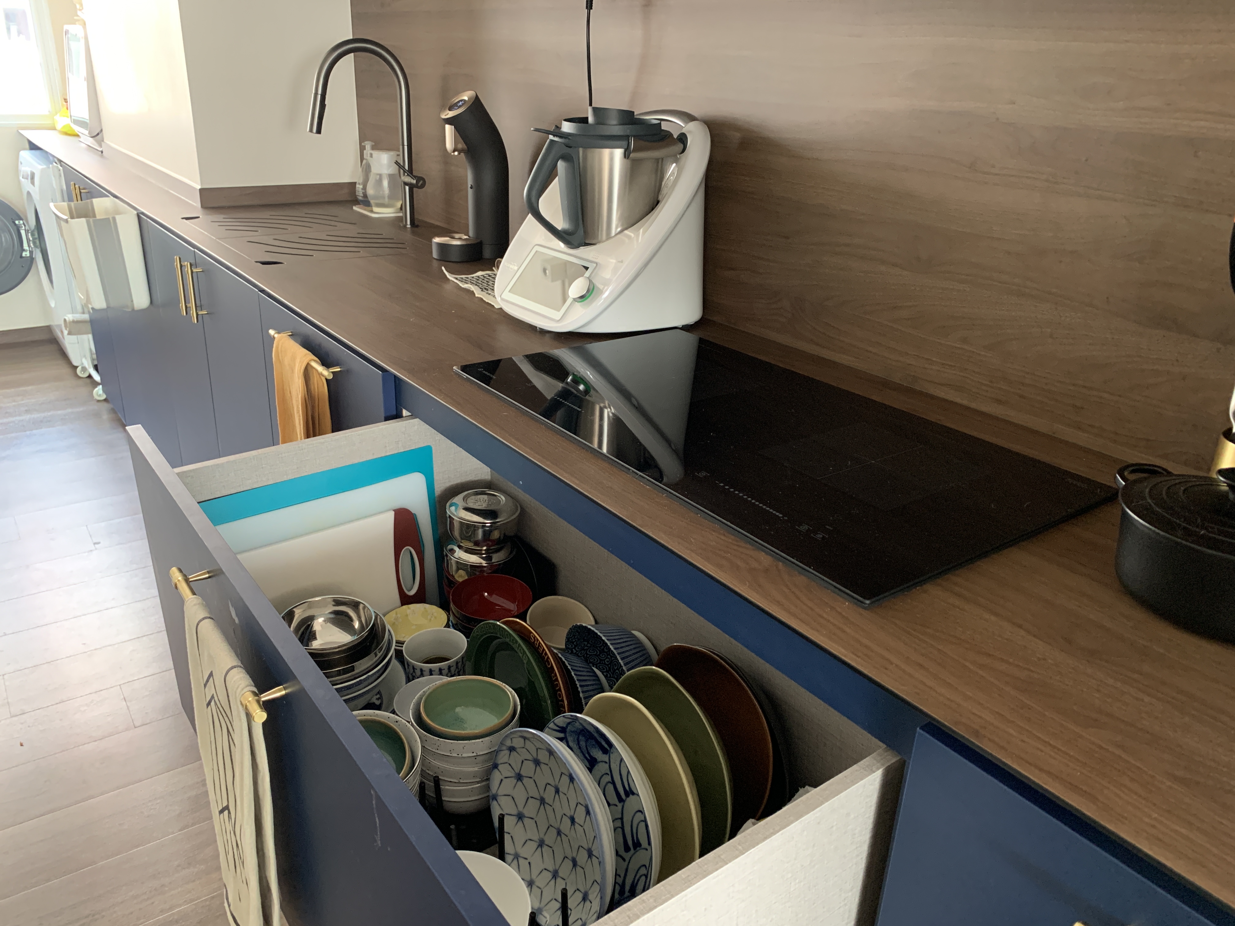 A Spacious Blue and White Contemporary Kitchen