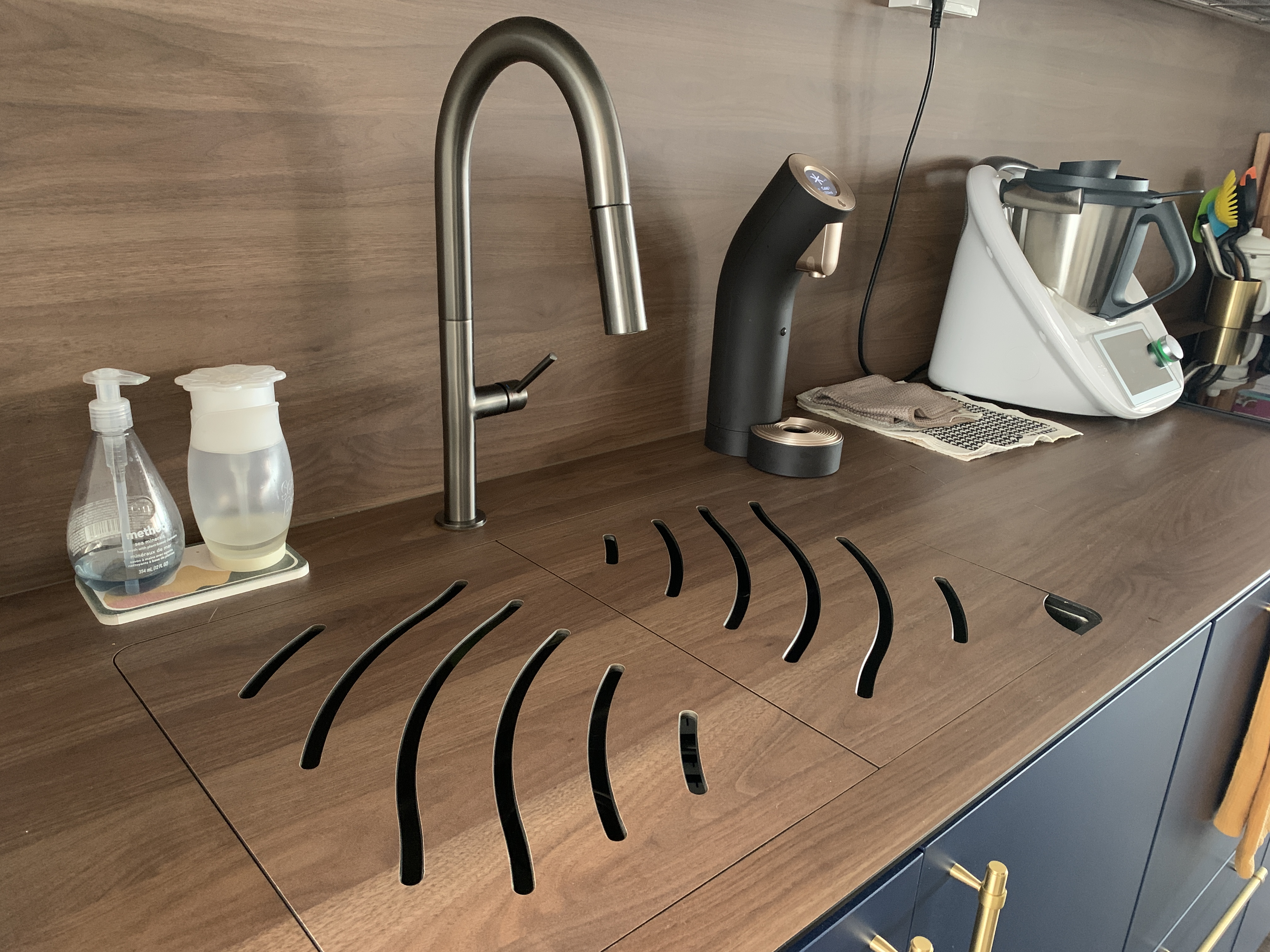 A Spacious Blue and White Contemporary Kitchen