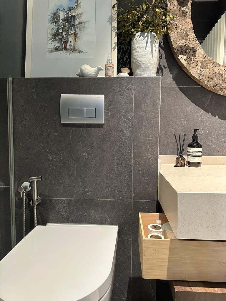 Immerse-your-senses-in-a-dark-and-relaxing-bathroom