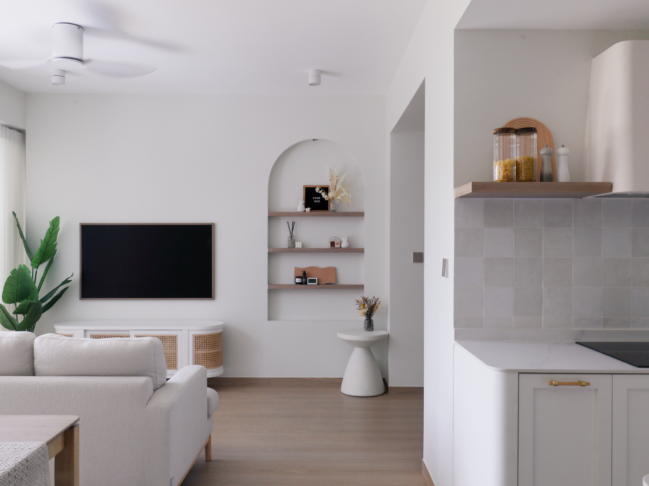 Bright and airy kids friendly home with lots of curves - Modern minimalist living room, sleek ceiling fan, white walls, cozy