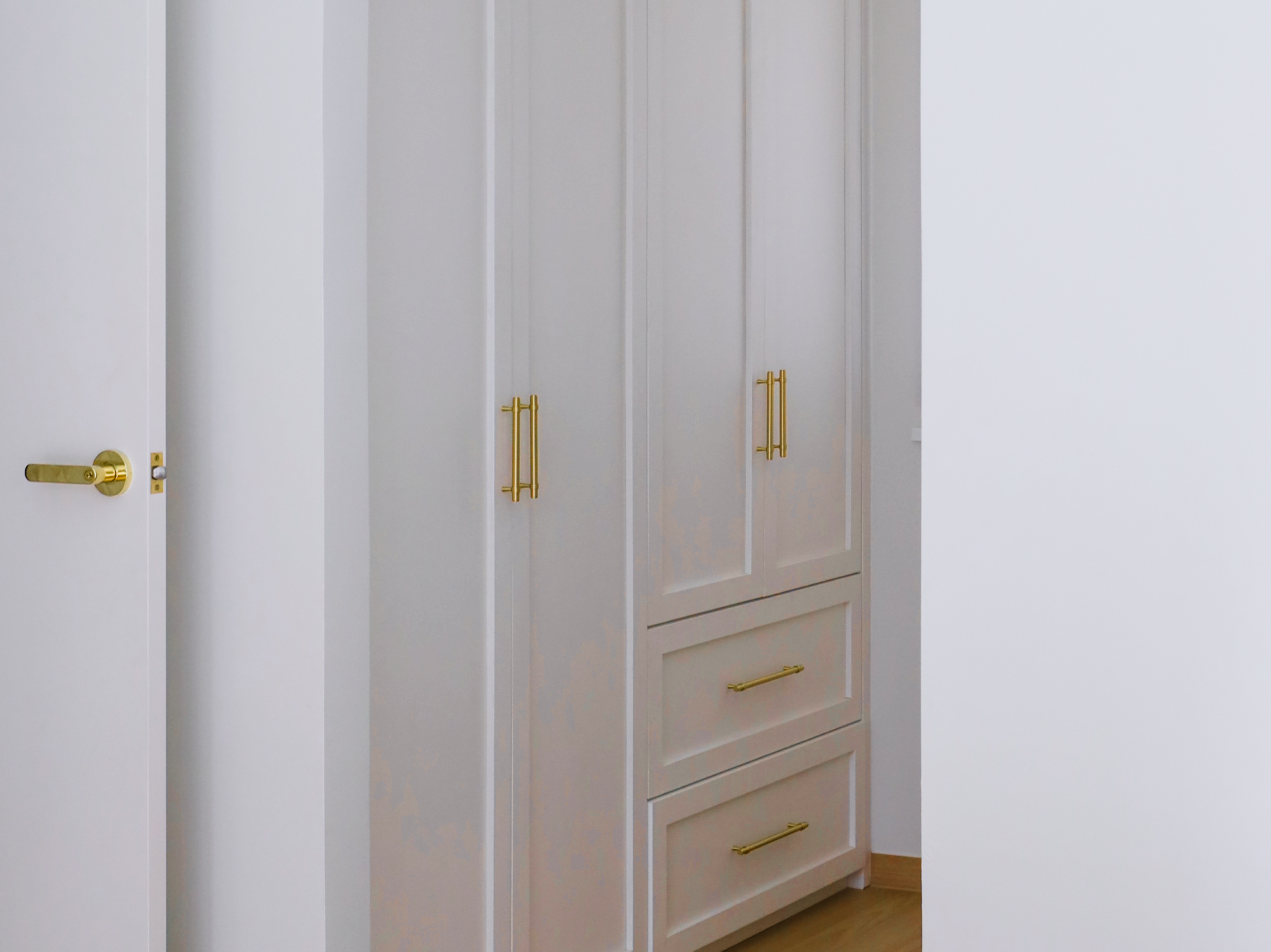 Bright and airy kids friendly home with lots of curves - Gold door handle, white cabinet doors, minimalist design, elegant