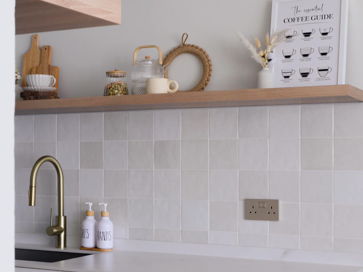 Bright and airy kids friendly home with lots of curves - White tiled kitchen counter, minimalist design, modern bathroom