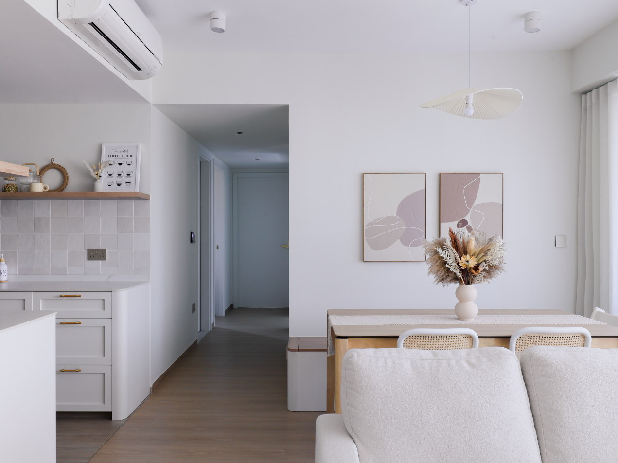 Bright and airy kids friendly home with lots of curves - Modern minimalist kitchen with white cabinetry, sleek white
