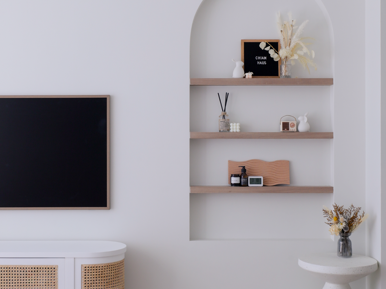 Bright and airy kids friendly home with lots of curves - Shelf with decorative items, minimalist decor, modern interior