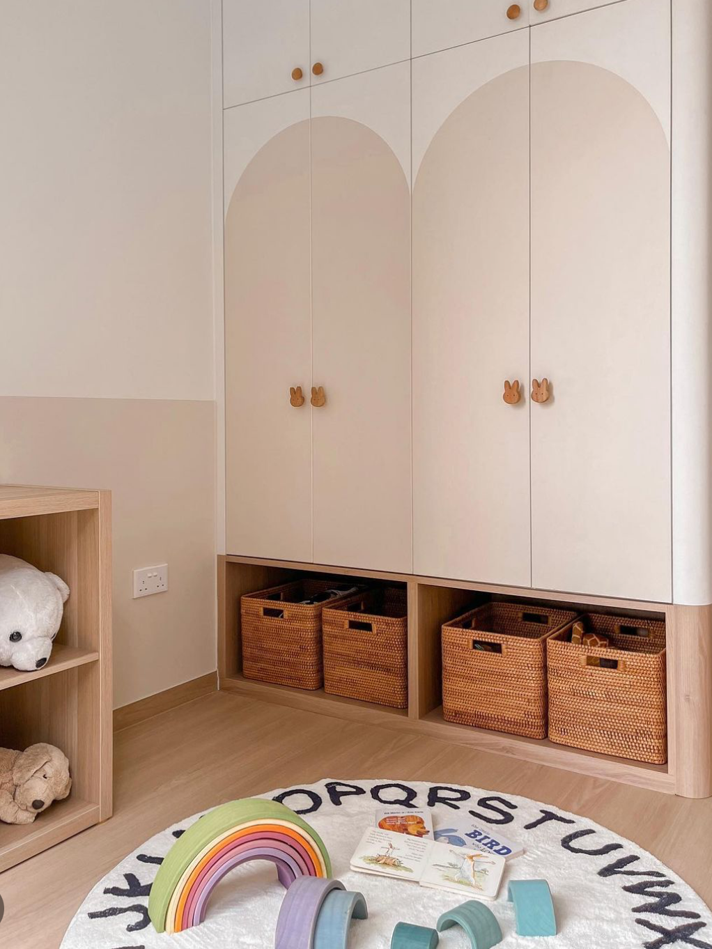 Bright and airy kids friendly home with lots of curves - Wooden shelves, white cabinets, wooden handles, woven baskets, soft