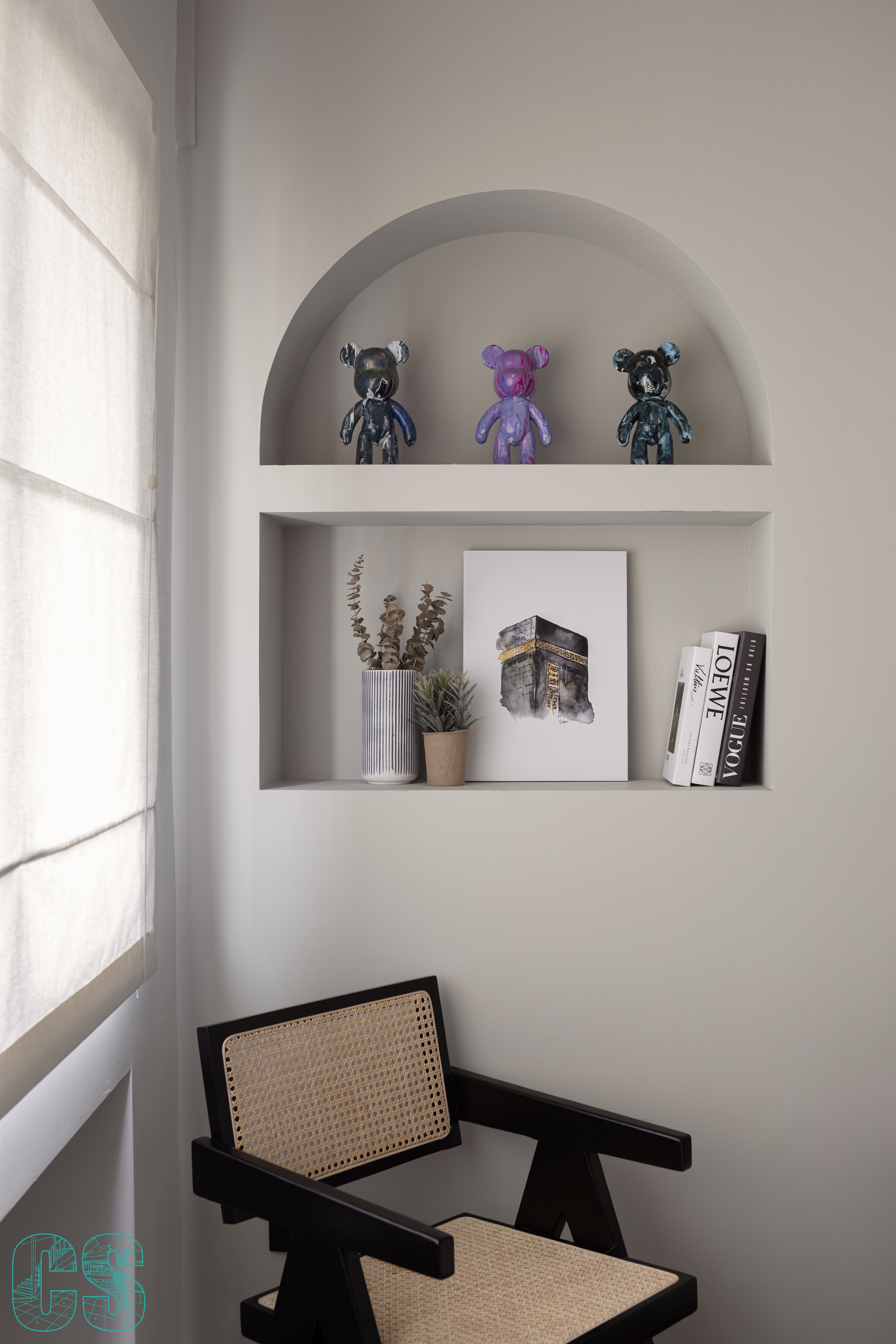 Living in Curves - Shelf with decorative items, abstract painting, books, potted plants, minimalist decor, modern art, cozy