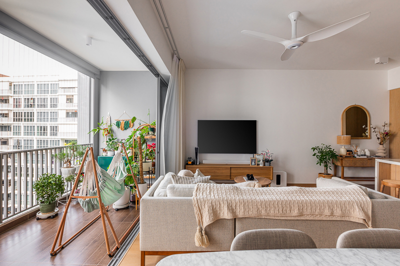 An Oak-feel Apartment in the East with an Indoor Jungle - Modern living room with large windows, balcony with hanging