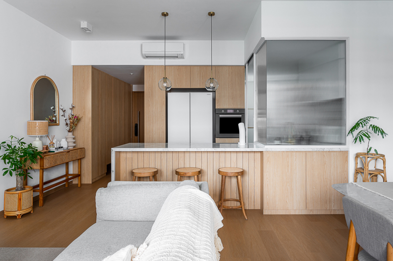 An-Oak-feel-Apartment-in-the-East-with-an-Indoor-Jungle