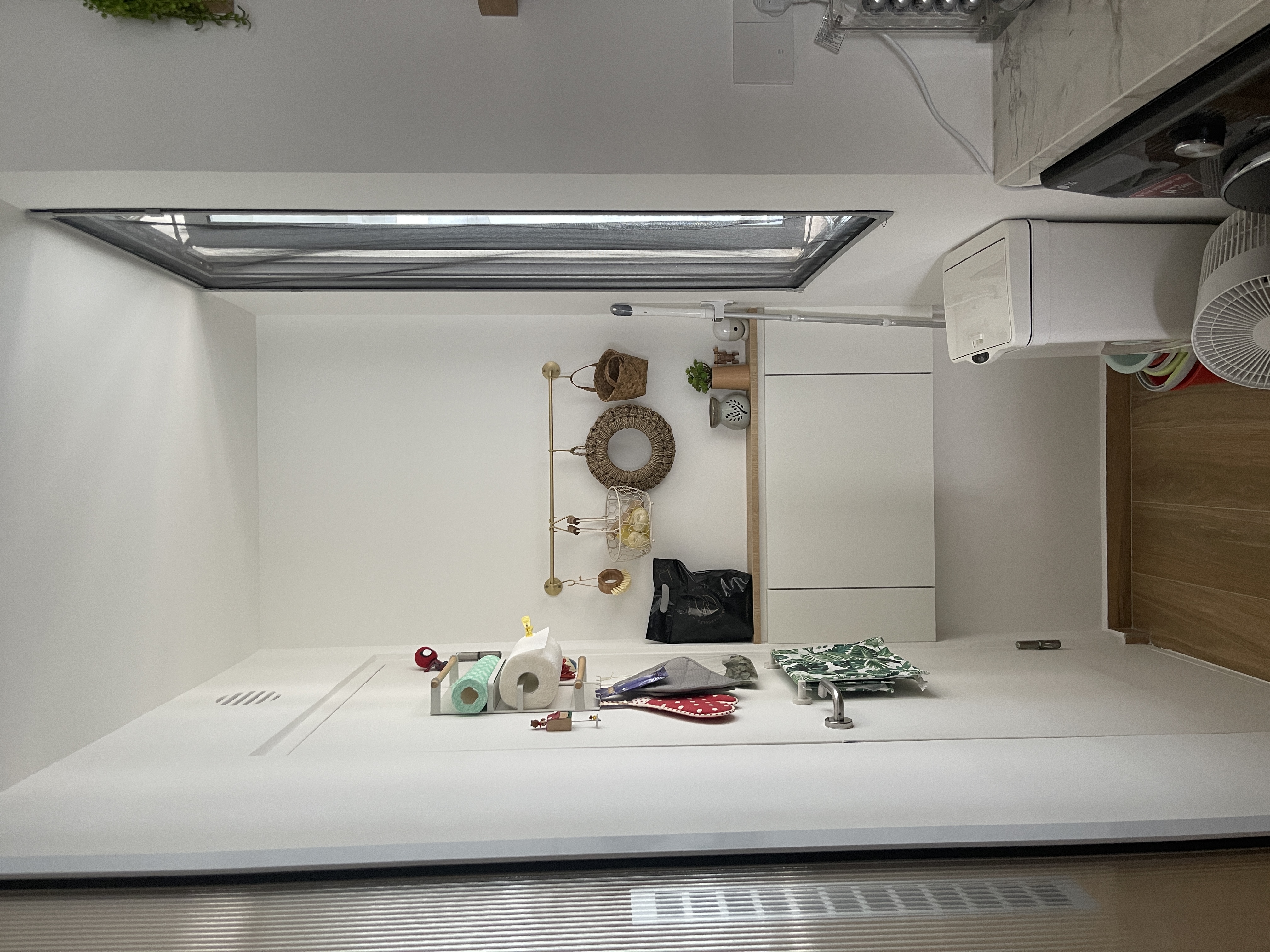 An Oak-feel Apartment in the East with an Indoor Jungle