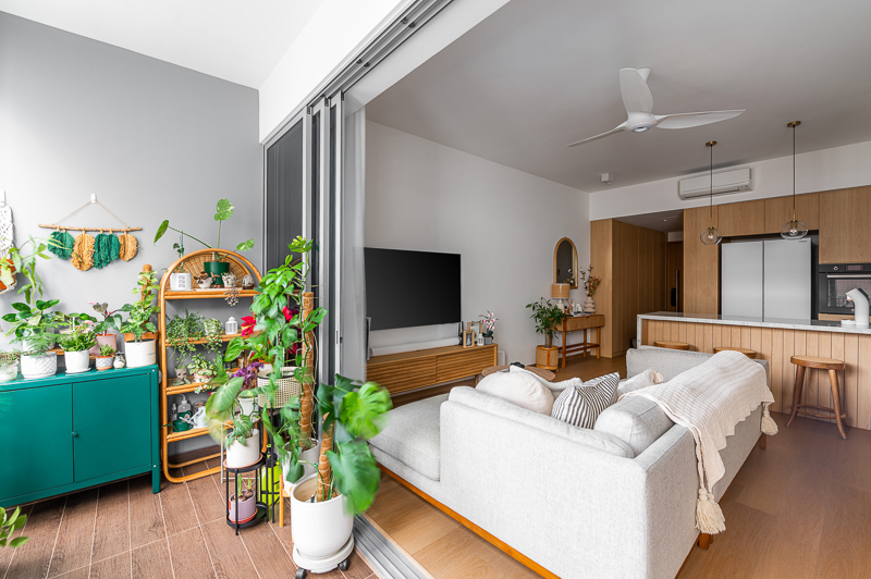 An Oak-feel Apartment in the East with an Indoor Jungle