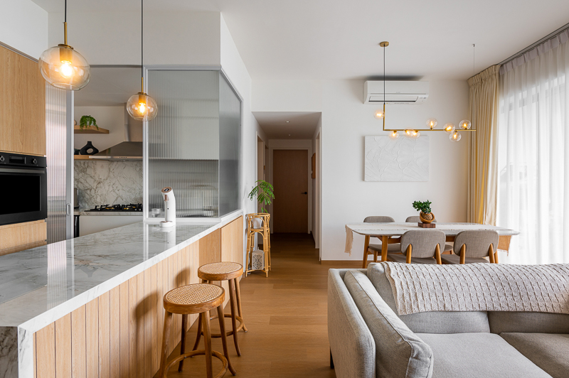 An Oak-feel Apartment in the East with an Indoor Jungle