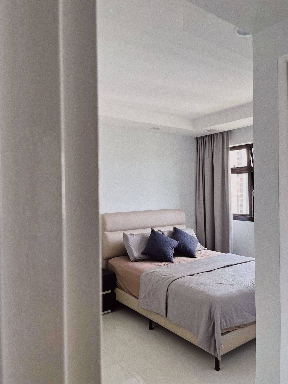 Mid-modern century with hand-me-down built-ins - Modern minimalist bedroom, neutral color palette, large bed with beige