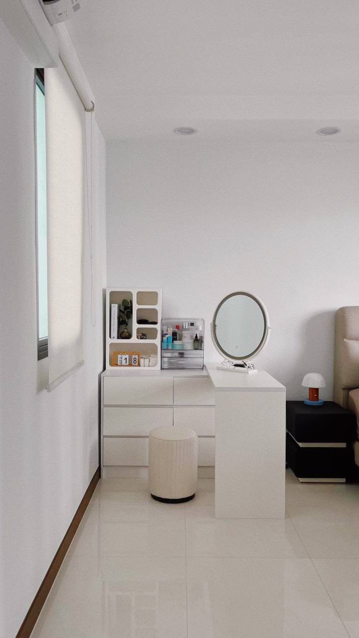 Mid-modern century with hand-me-down built-ins - White minimalist vanity, round mirror, built-in storage, open shelves