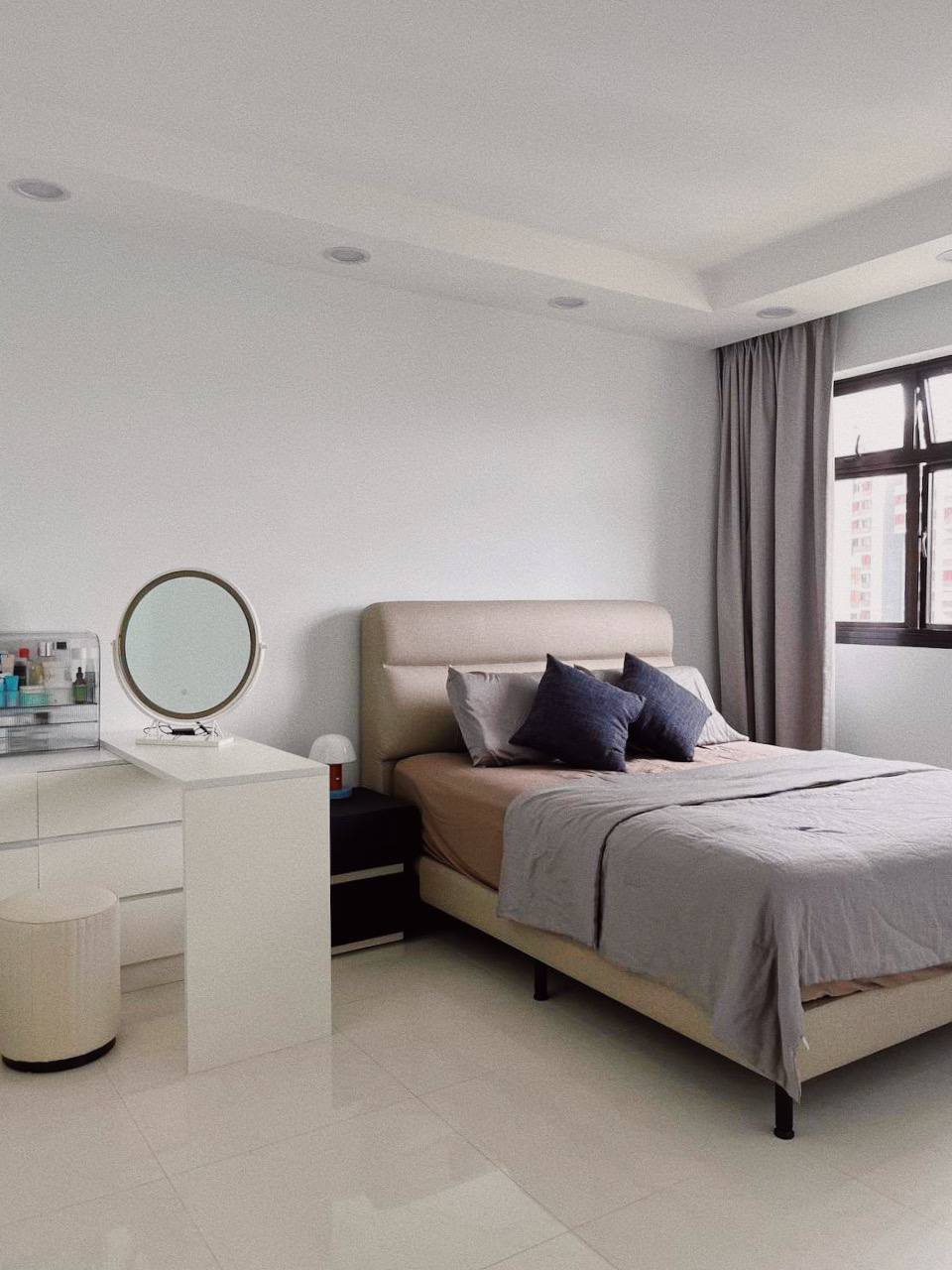Mid-modern century with hand-me-down built-ins - Modern minimalist bedroom, neutral color palette, large bed with beige