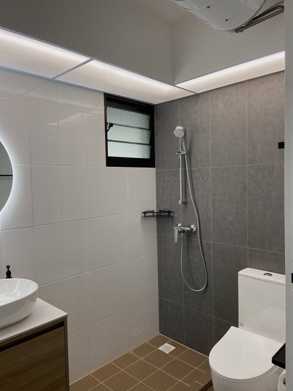 Mid-modern century with hand-me-down built-ins - Modern minimalist bathroom, sleek design, contemporary fixtures, white and