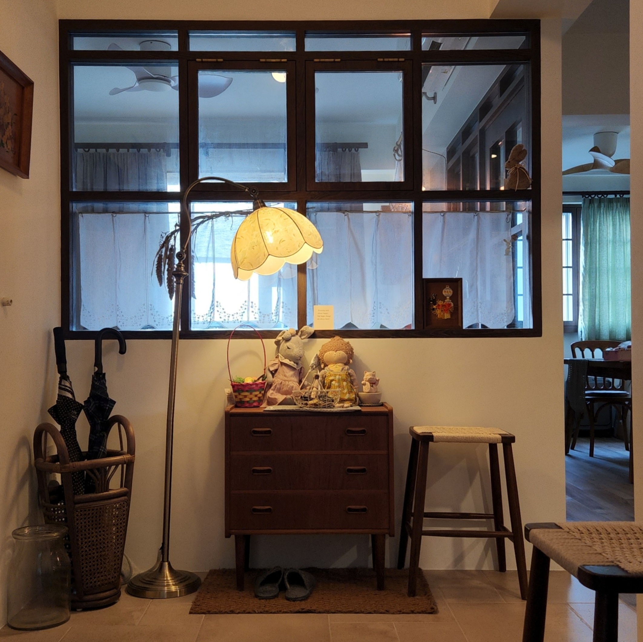 Come in, where it's always autumn (Zakka Vintage BTO) - Lamp with beige shade, wooden dresser, decorative items, stuffed