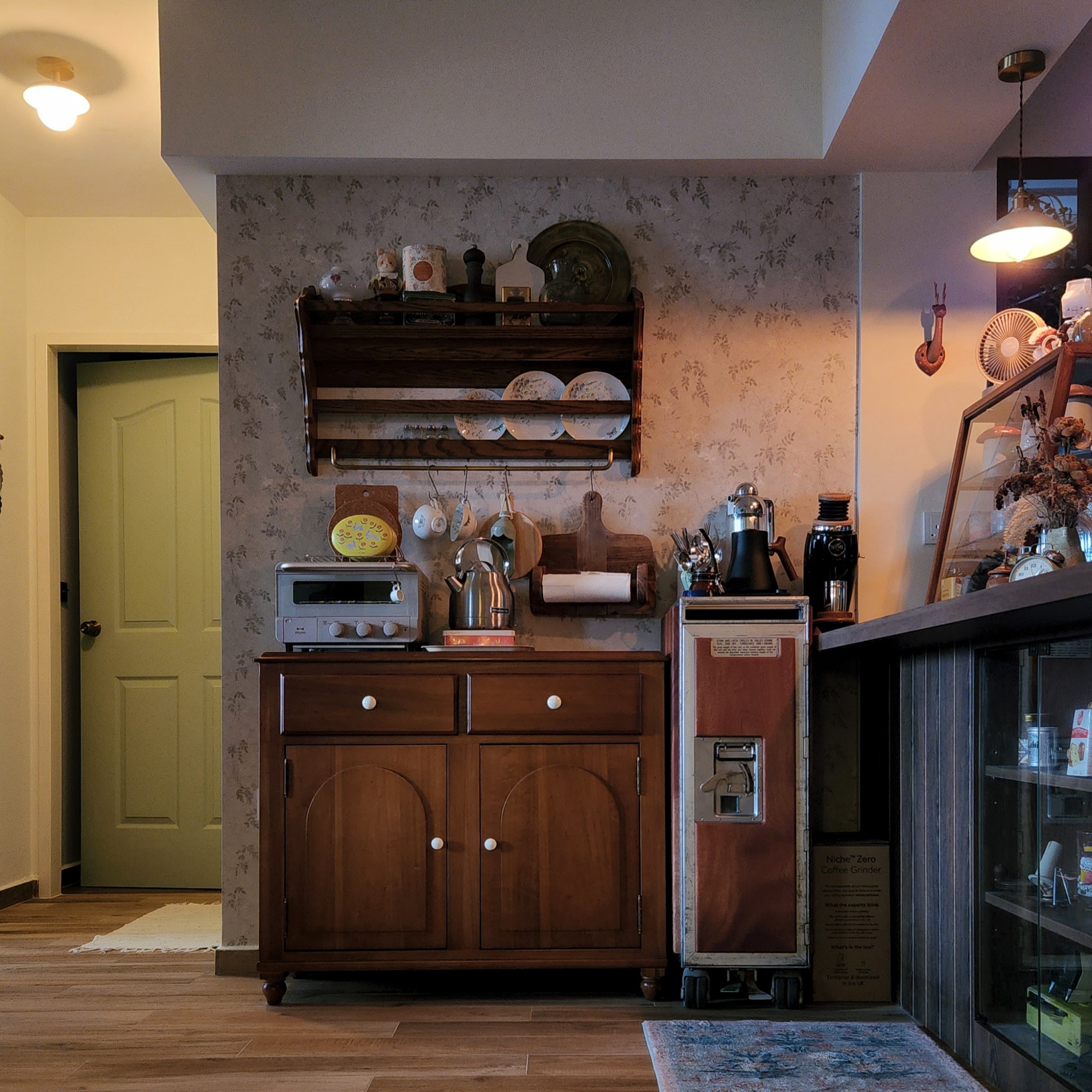 Come in, where it's always autumn (Zakka Vintage BTO) - Vintage kitchen with wooden cabinets, vintage appliances, floral